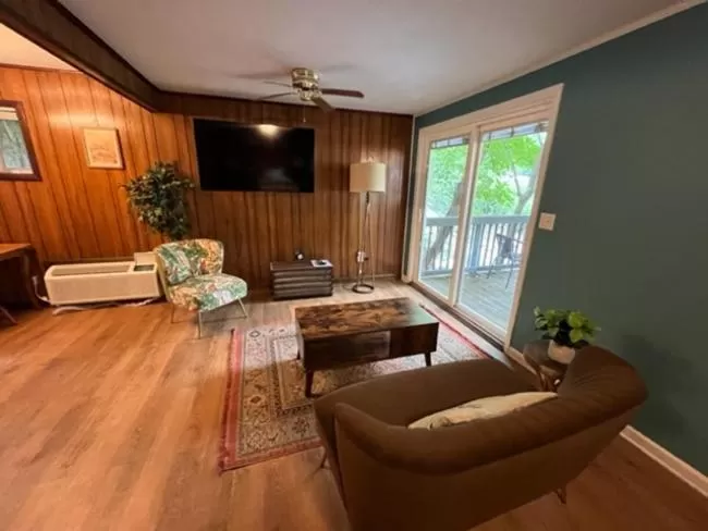 Living room, Seating Area in Meadowlark Motel with Restaurant & Bar