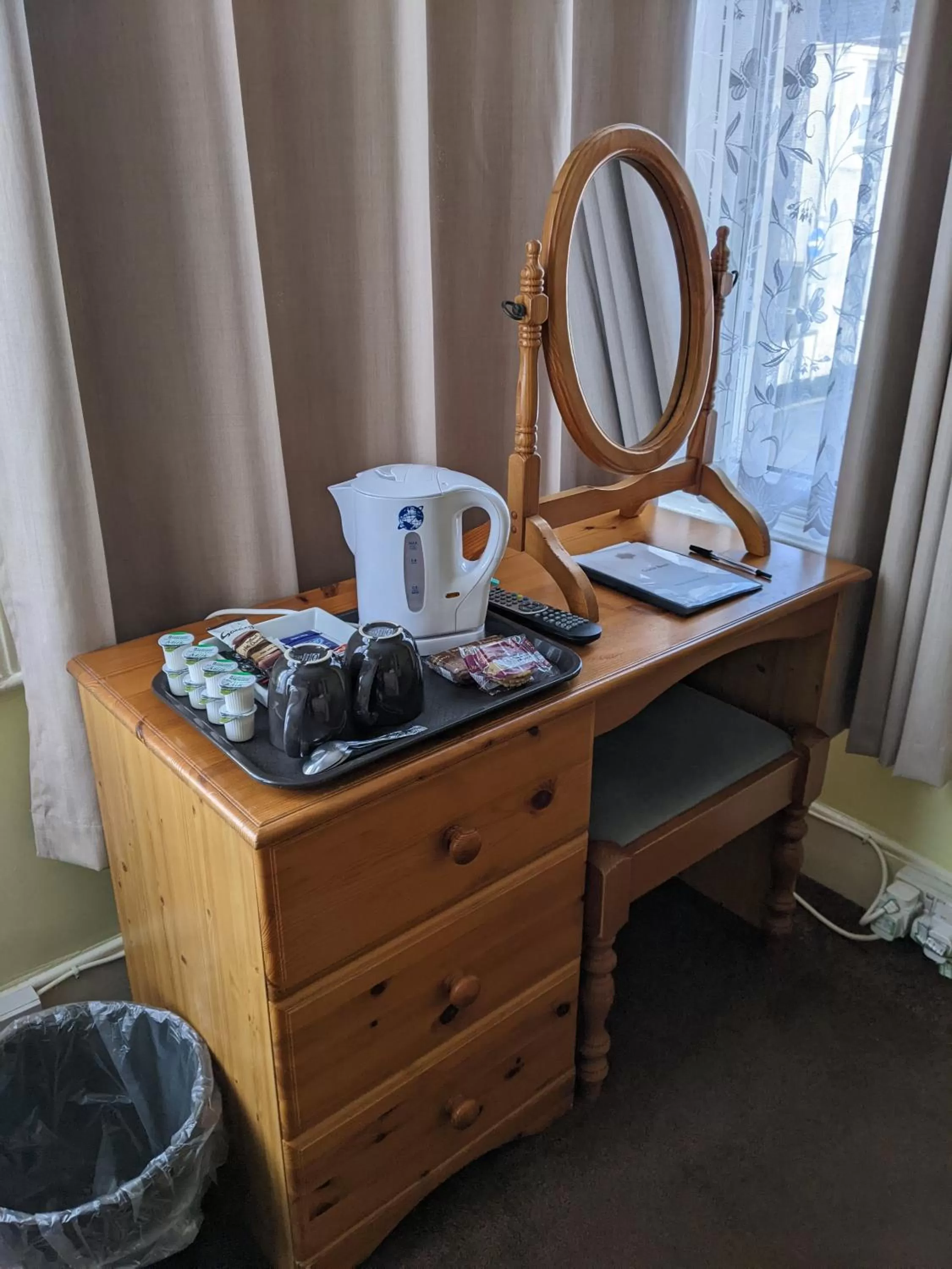 Kingswinford Guest House with Free Parking