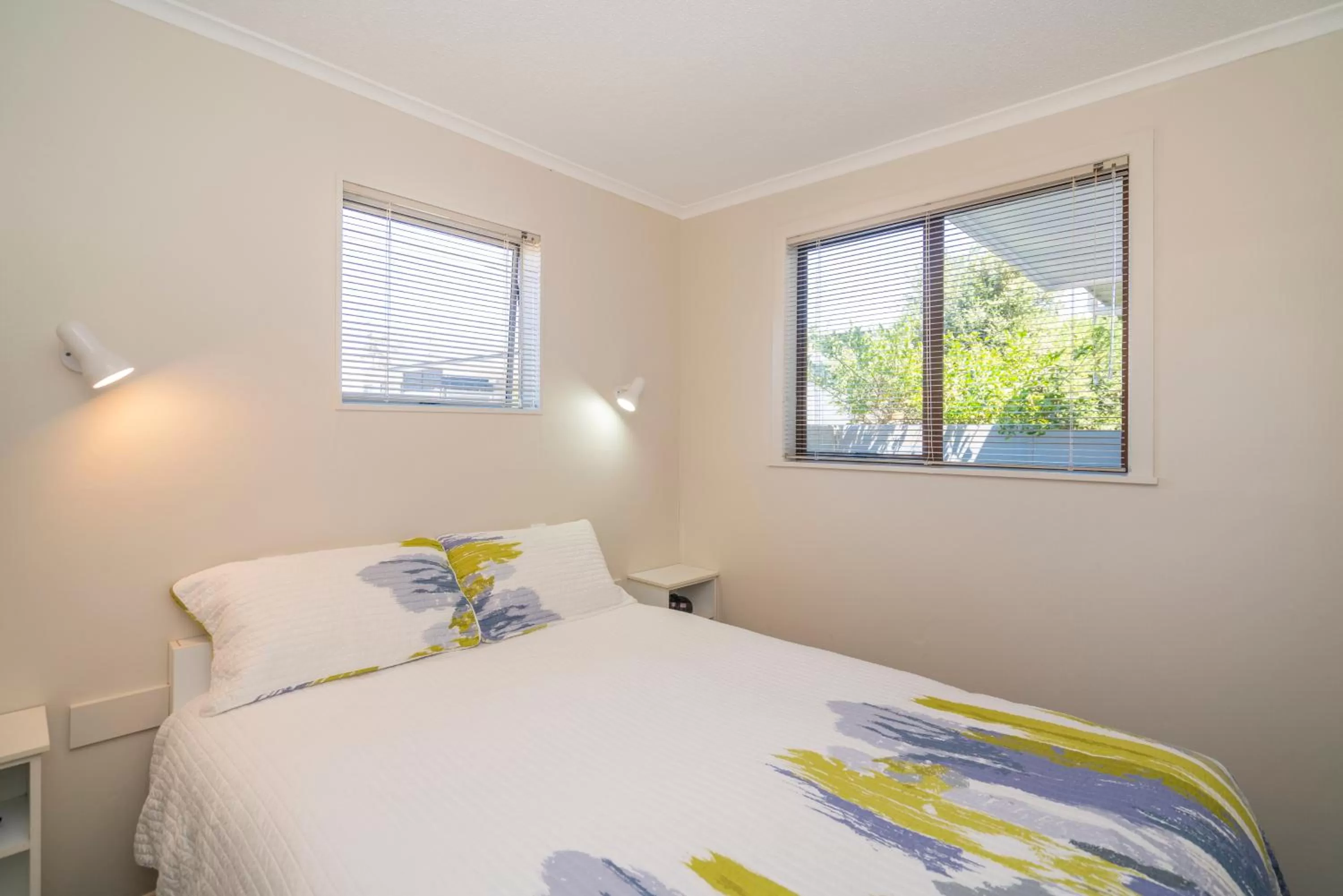 Bedroom, Bed in The Oceanside Motel