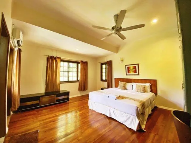 Bedroom, Bed in Tiara Labuan Hotel