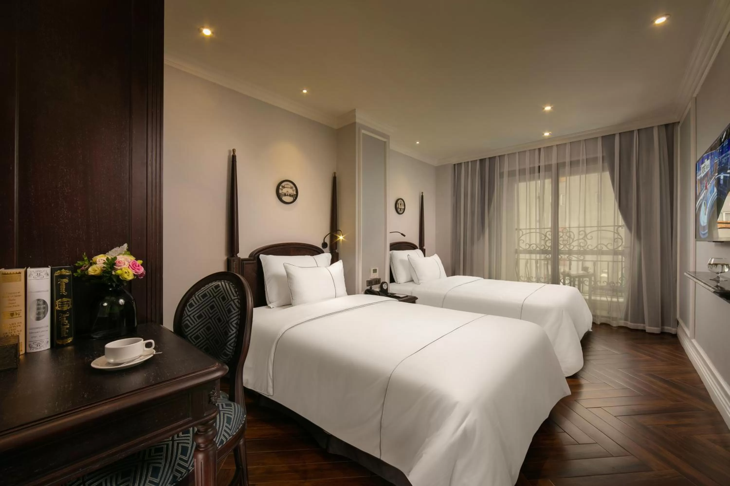 Photo of the whole room, Bed in Canary Hotel