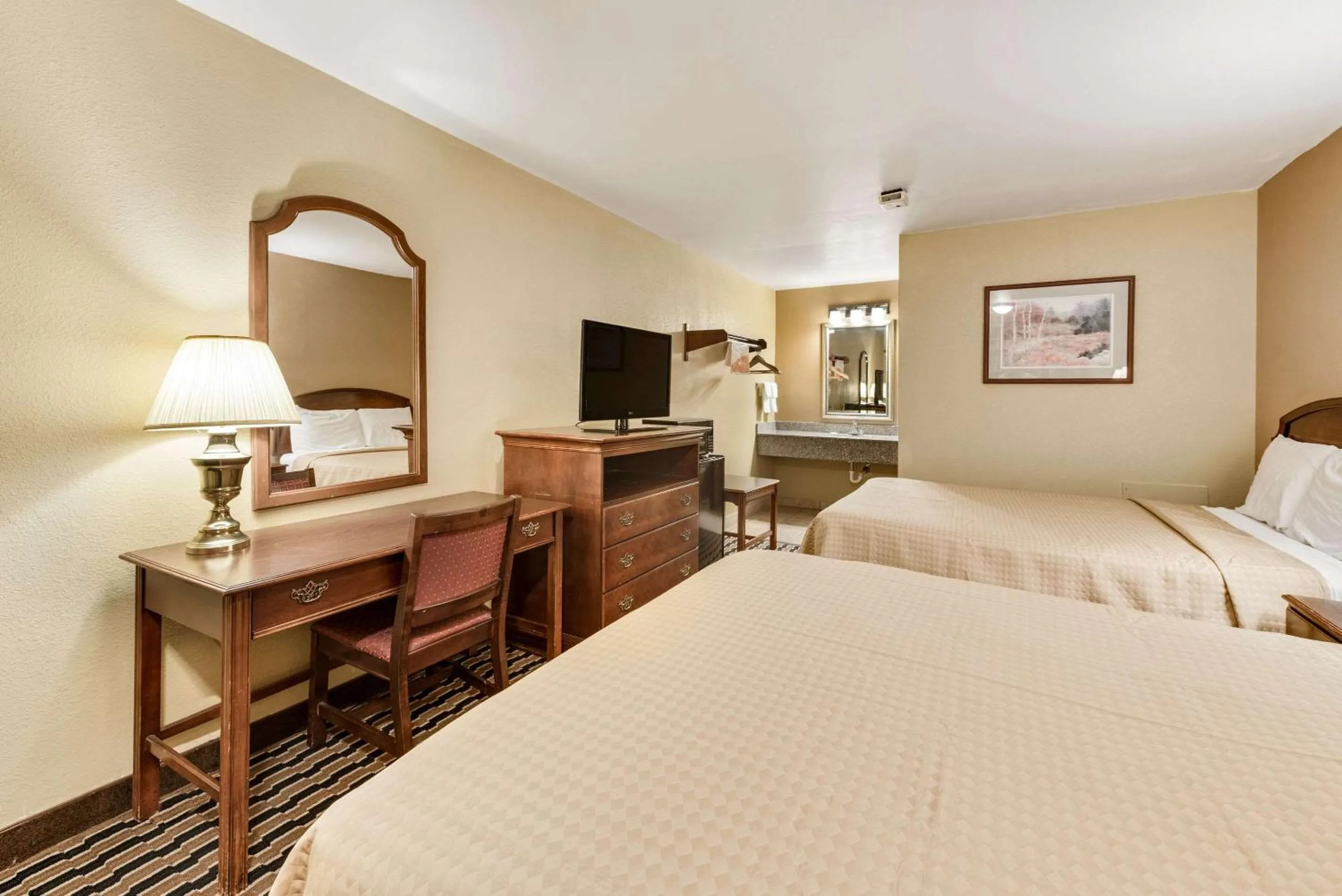 Photo of the whole room, Bed in Rodeway Inn Columbus West