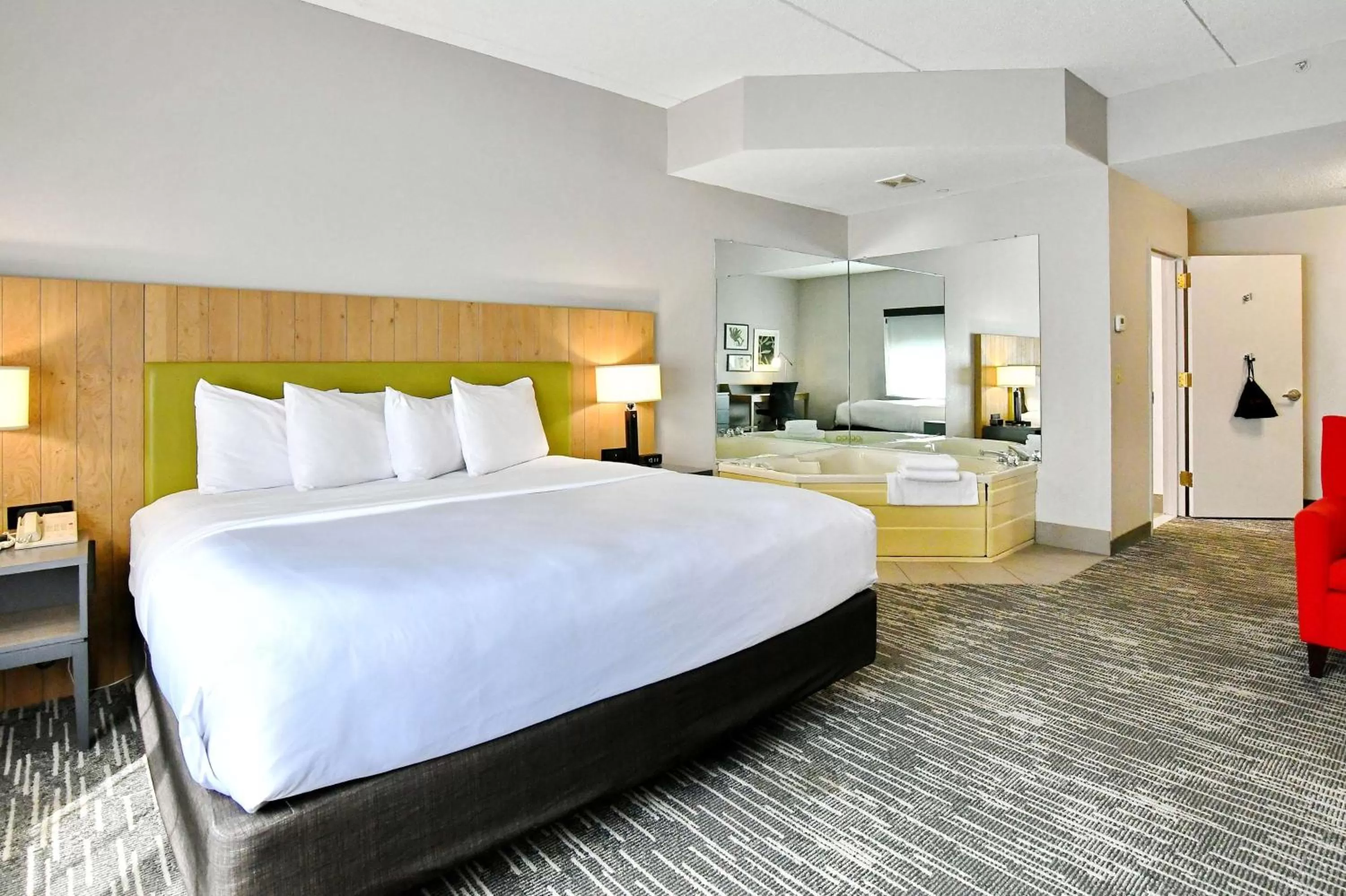 Photo of the whole room, Bed in Country Inn & Suites by Radisson, Mount Morris, NY