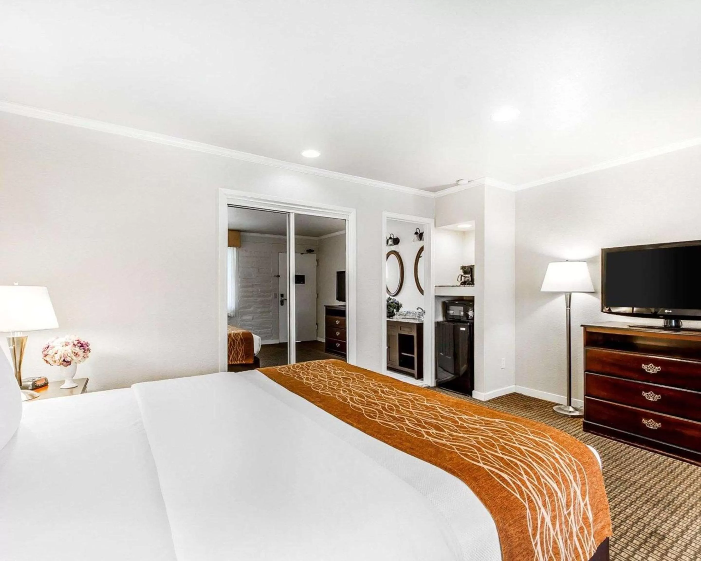 Photo of the whole room, Bed in The Inn at 1252 Monterey