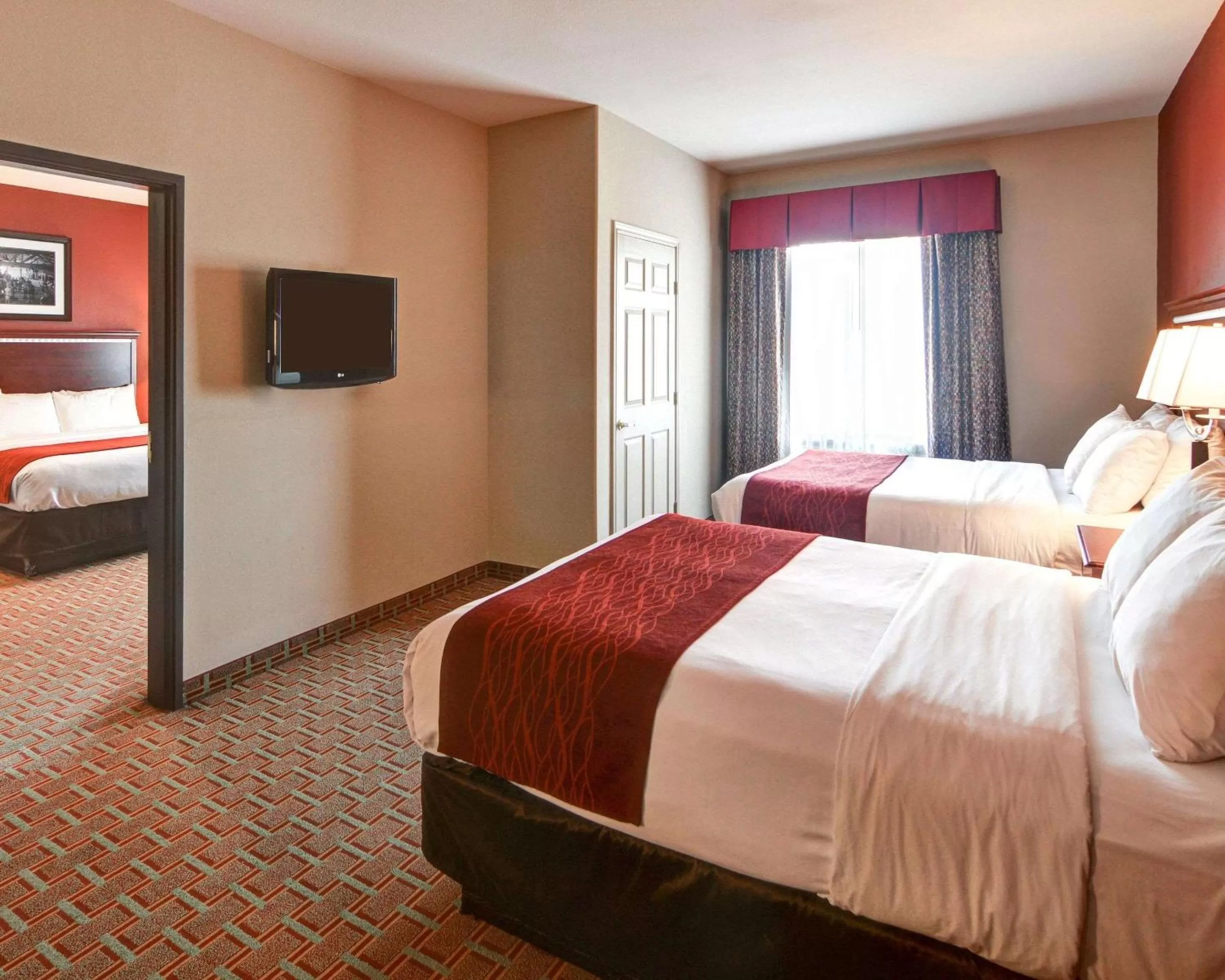 Photo of the whole room, Bed in Comfort Suites Lake Worth