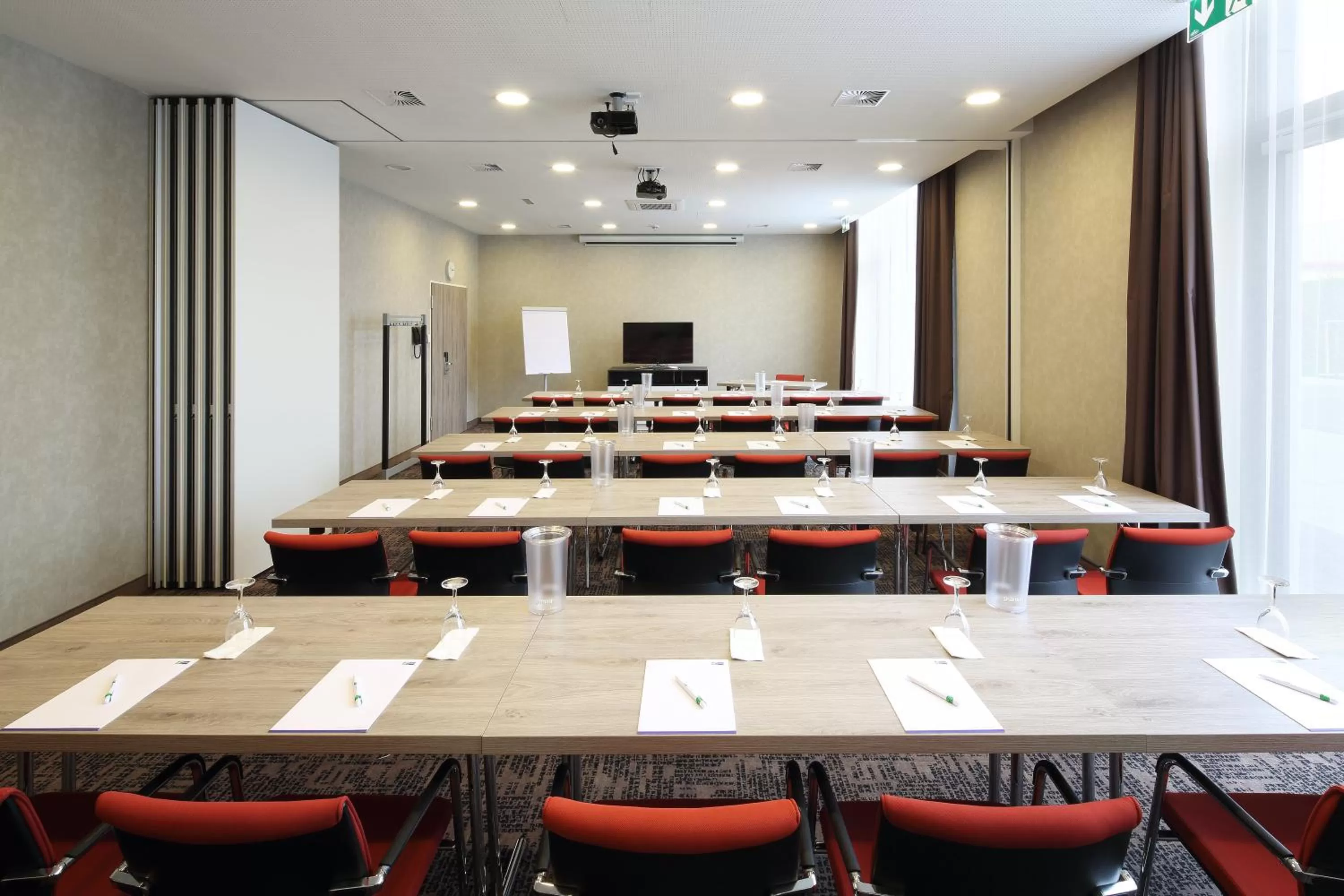 Meeting/conference room in Holiday Inn Express Friedrichshafen by IHG