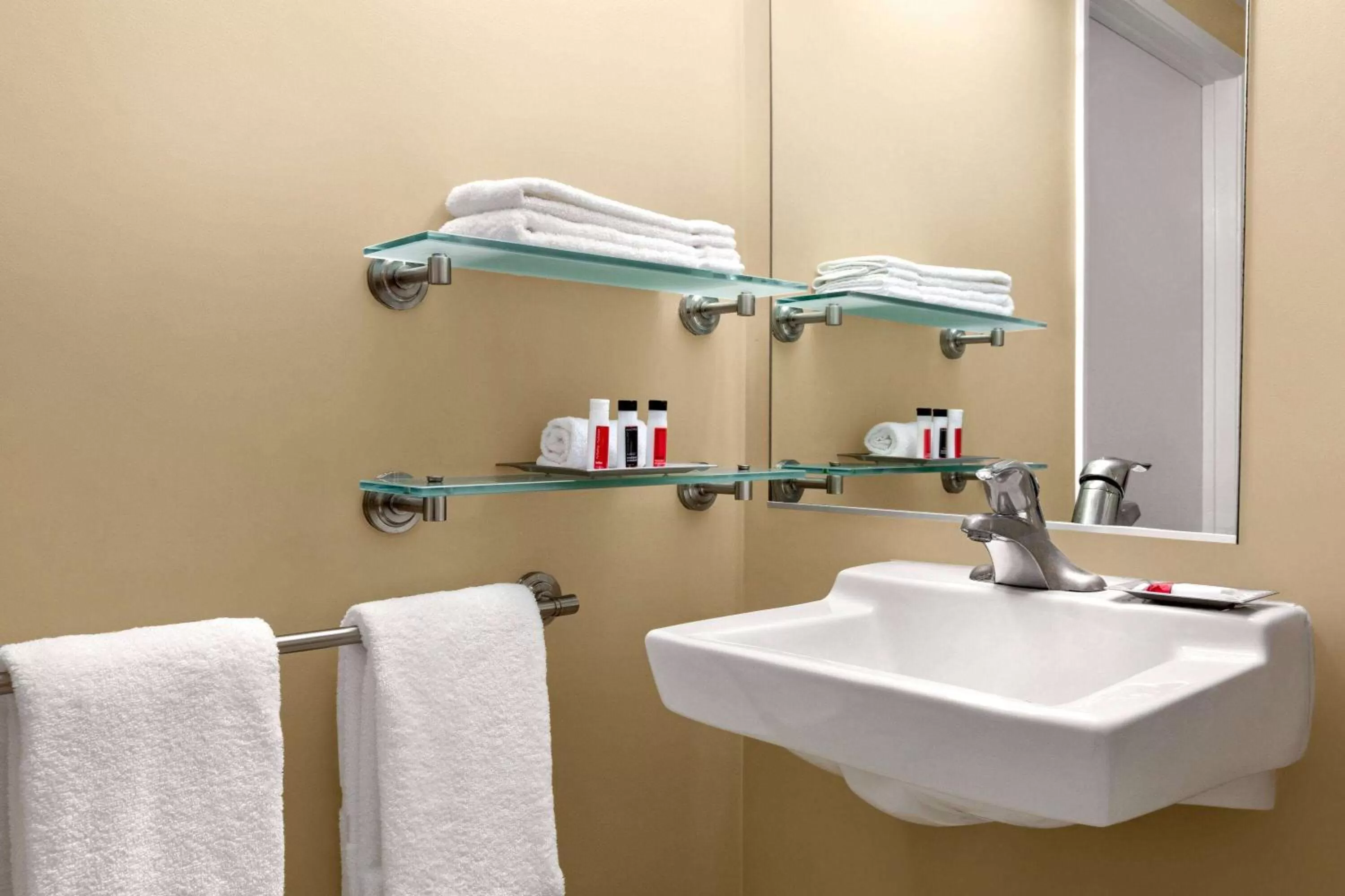 Bathroom in Travelodge by Wyndham Presidio San Francisco