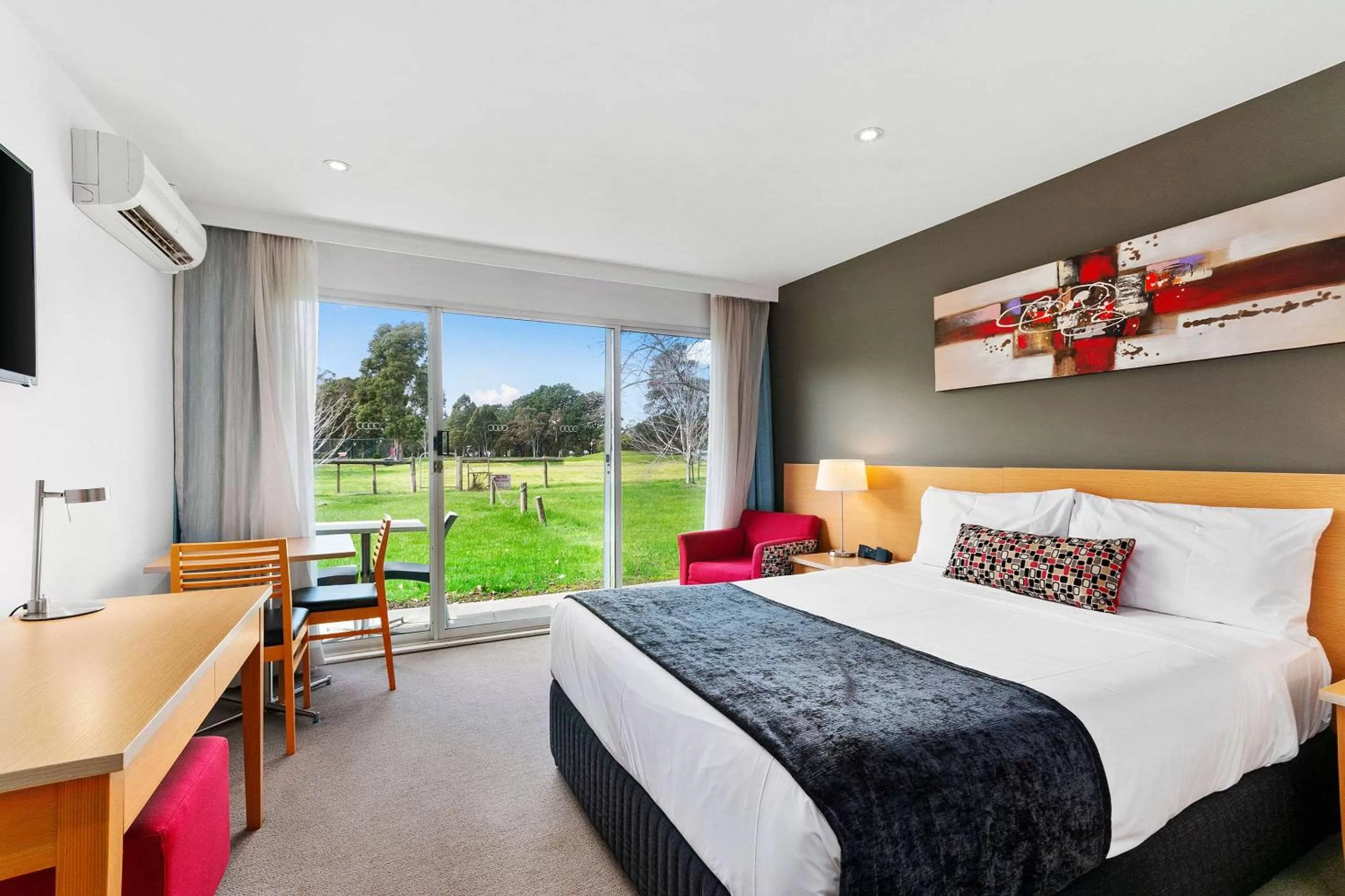 Photo of the whole room, Bed in Quality Inn & Suites Traralgon