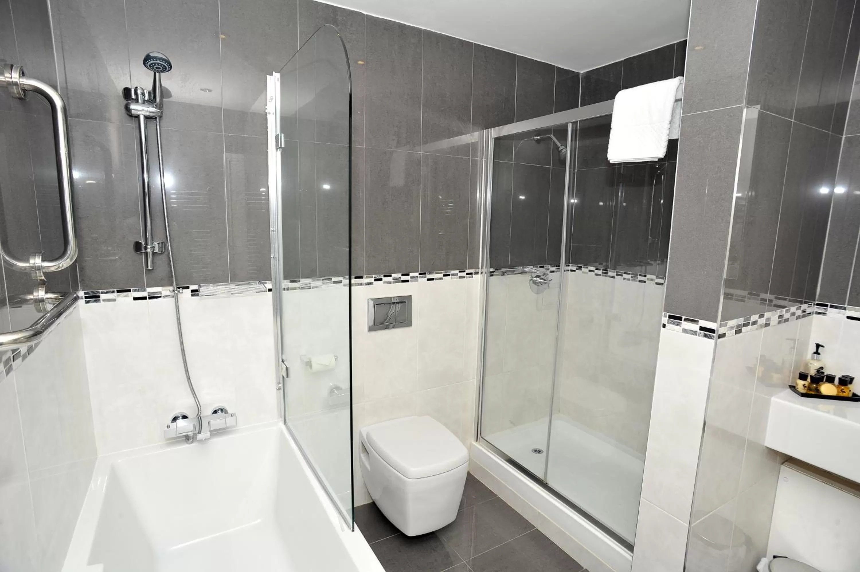 Bathroom in The Kings Arms Hotel