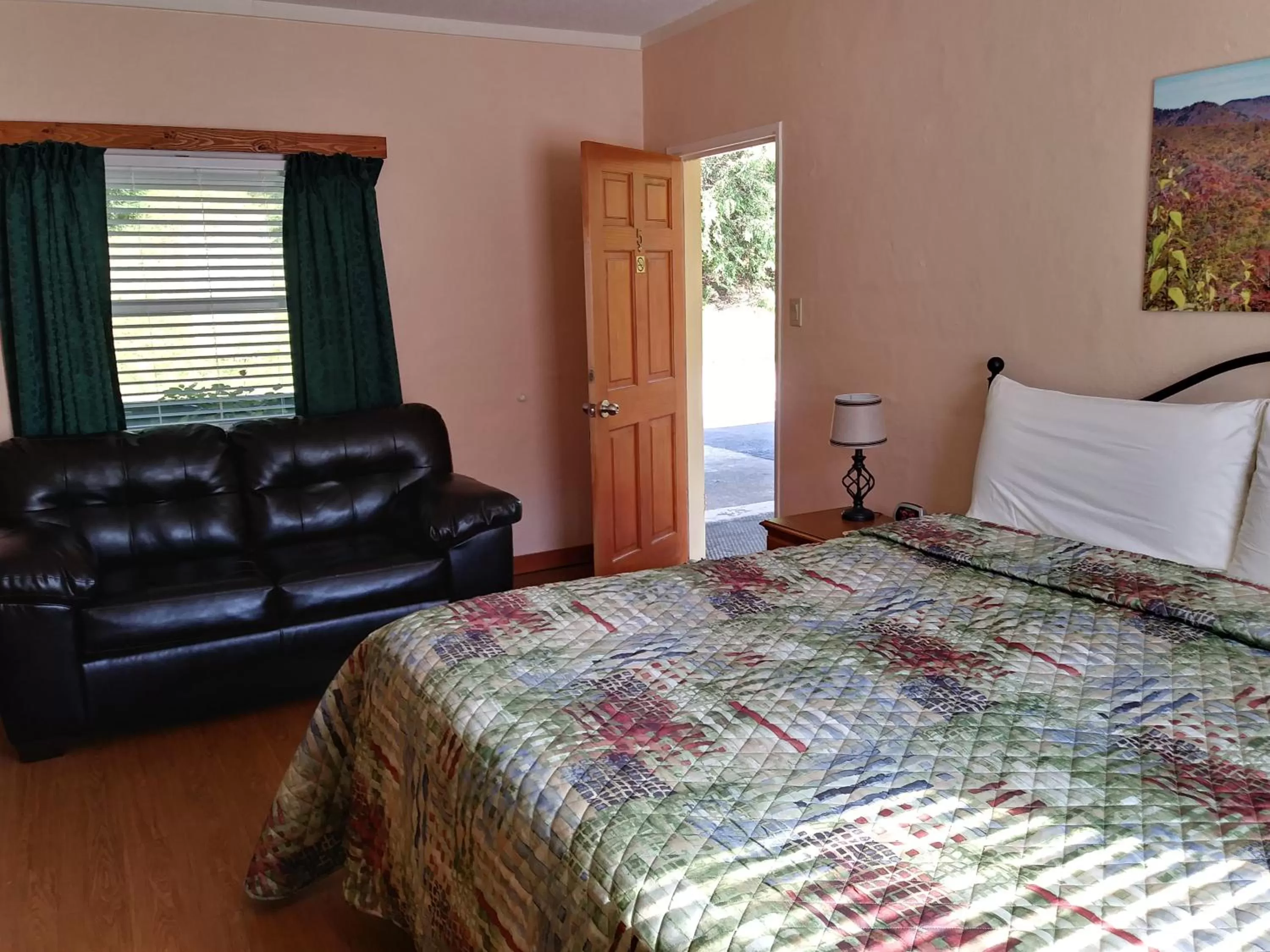 Bed in Riverbend Lodging