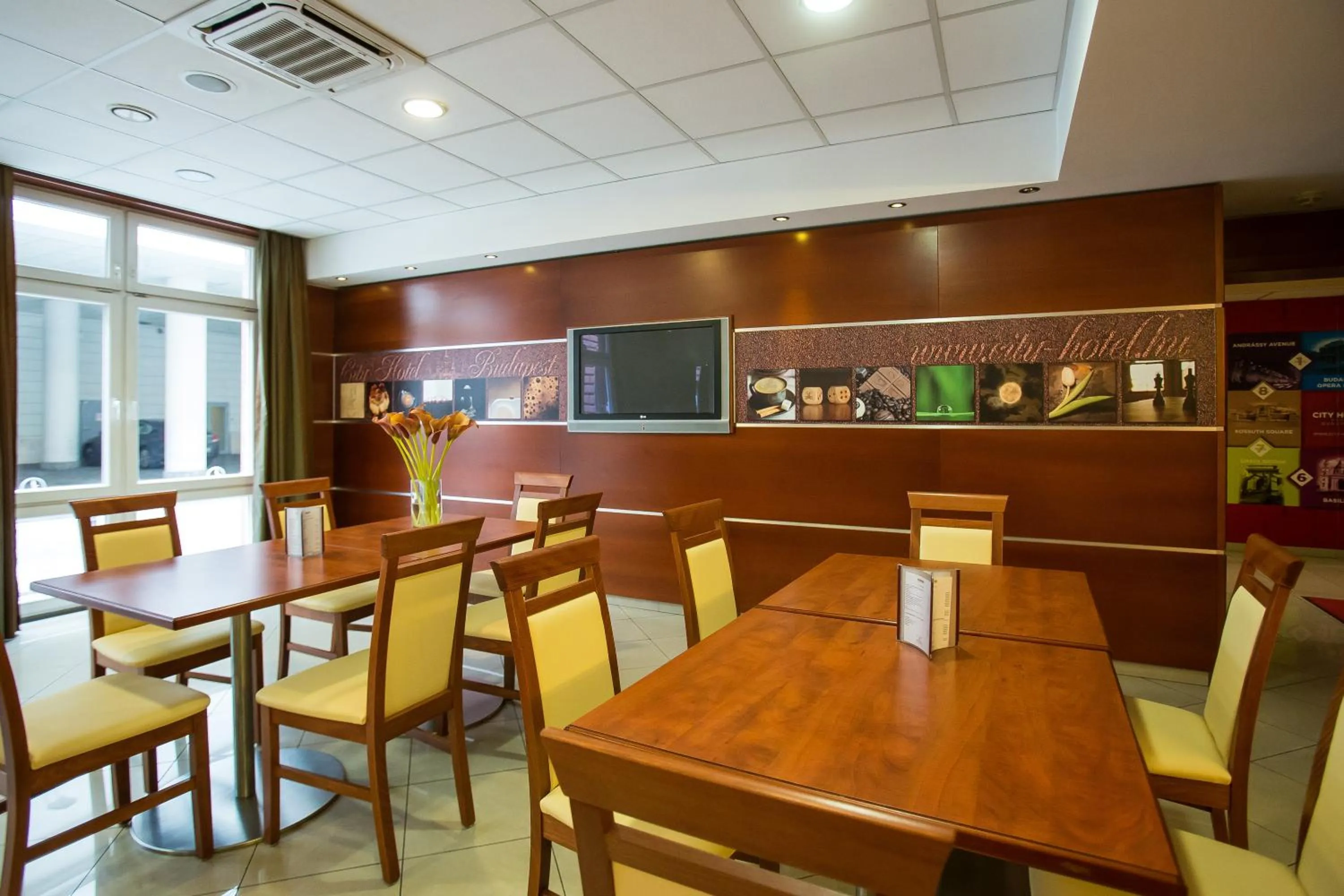 Lounge or bar in City Home Budapest