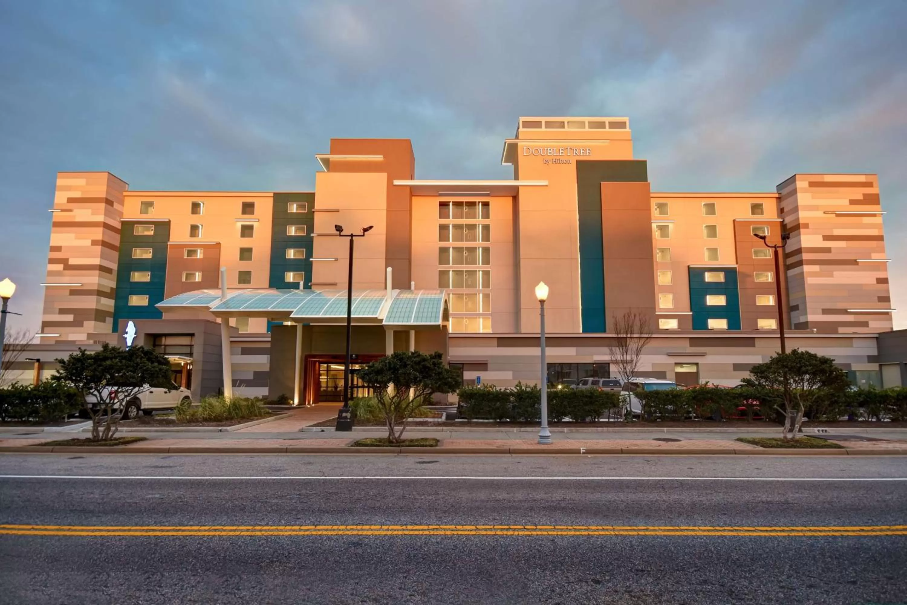 Property building in DoubleTree by Hilton Oceanfront Virginia Beach