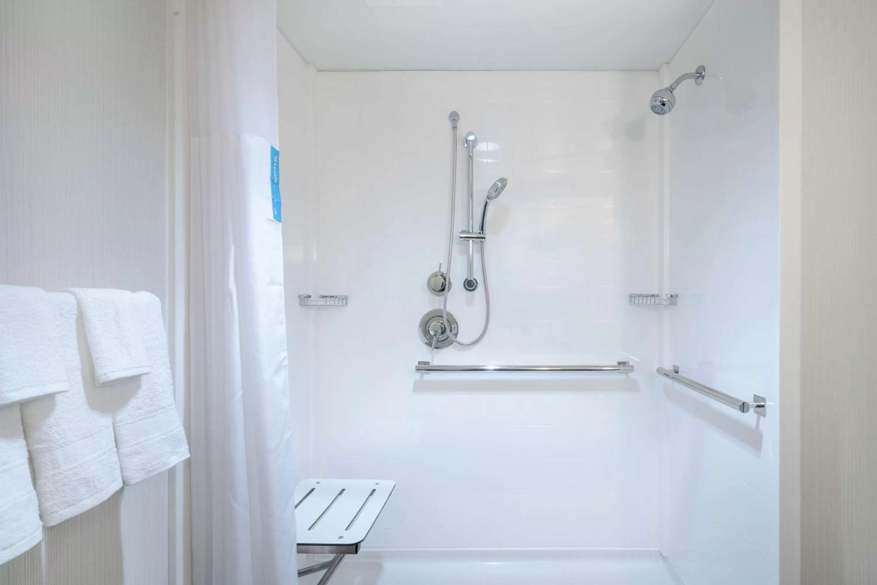 Bathroom in Hampton Inn Downingtown/Exton