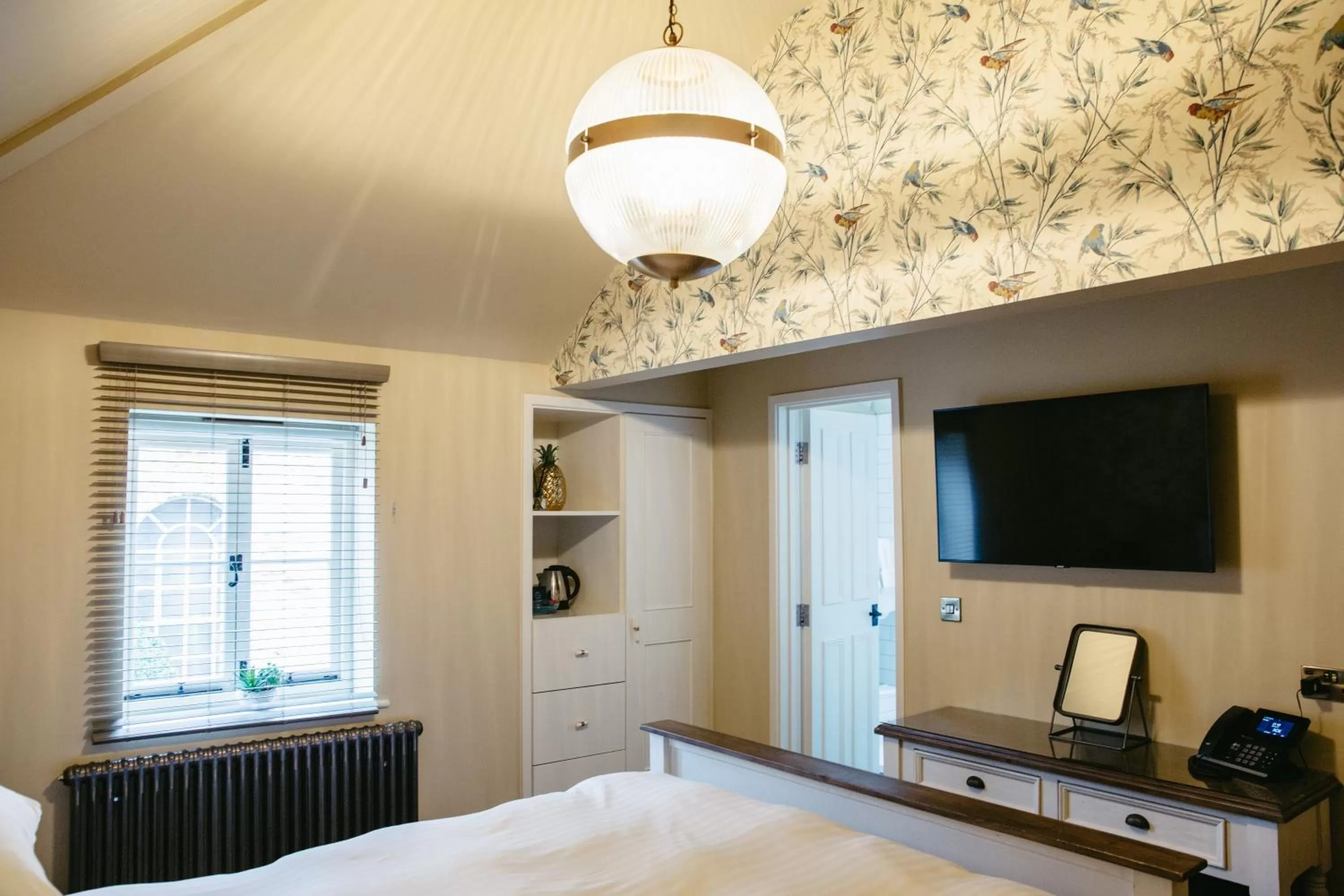 Bedroom, Bed in Crown Hotel