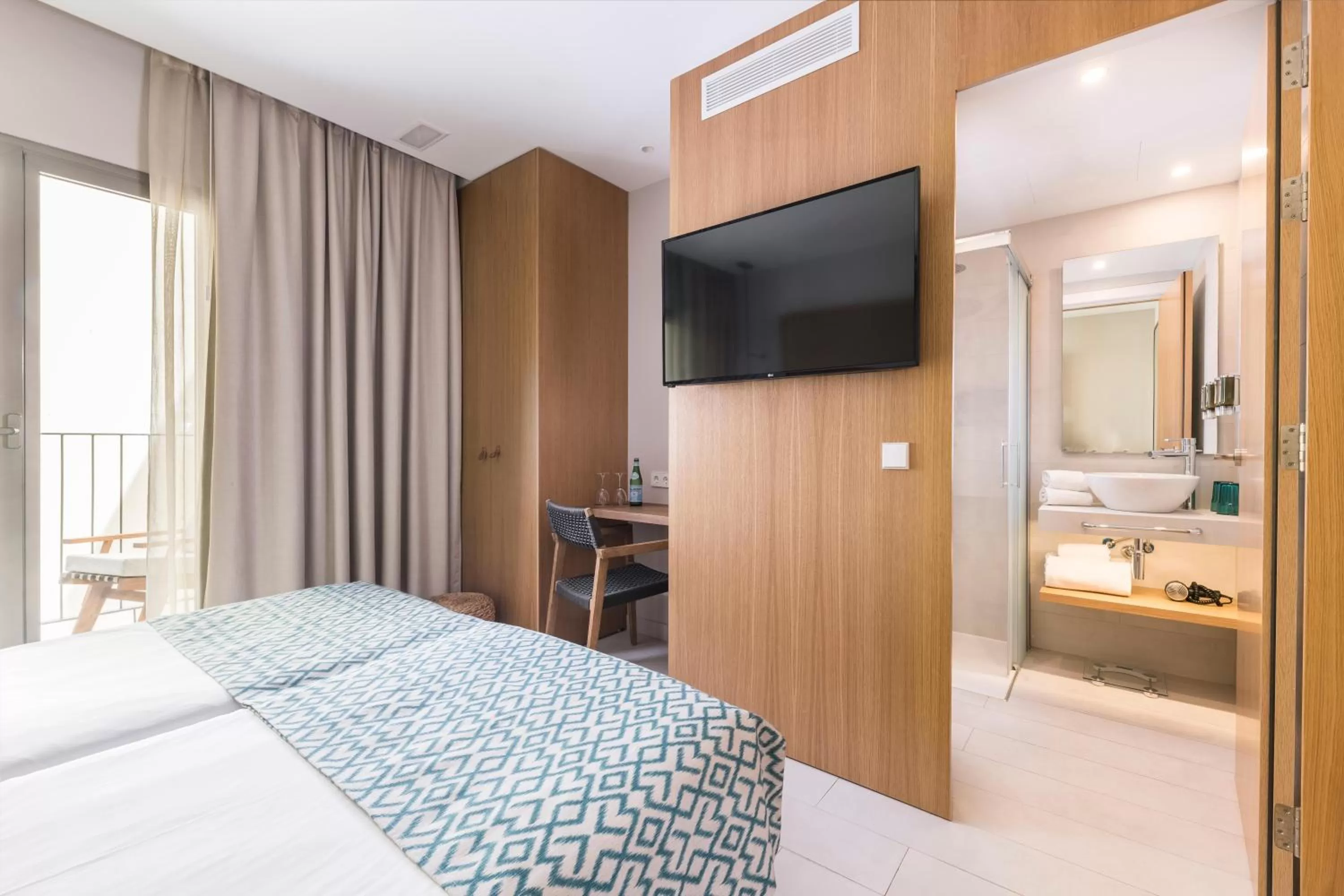 Photo of the whole room, Bed in Pure Salt Port de Sóller