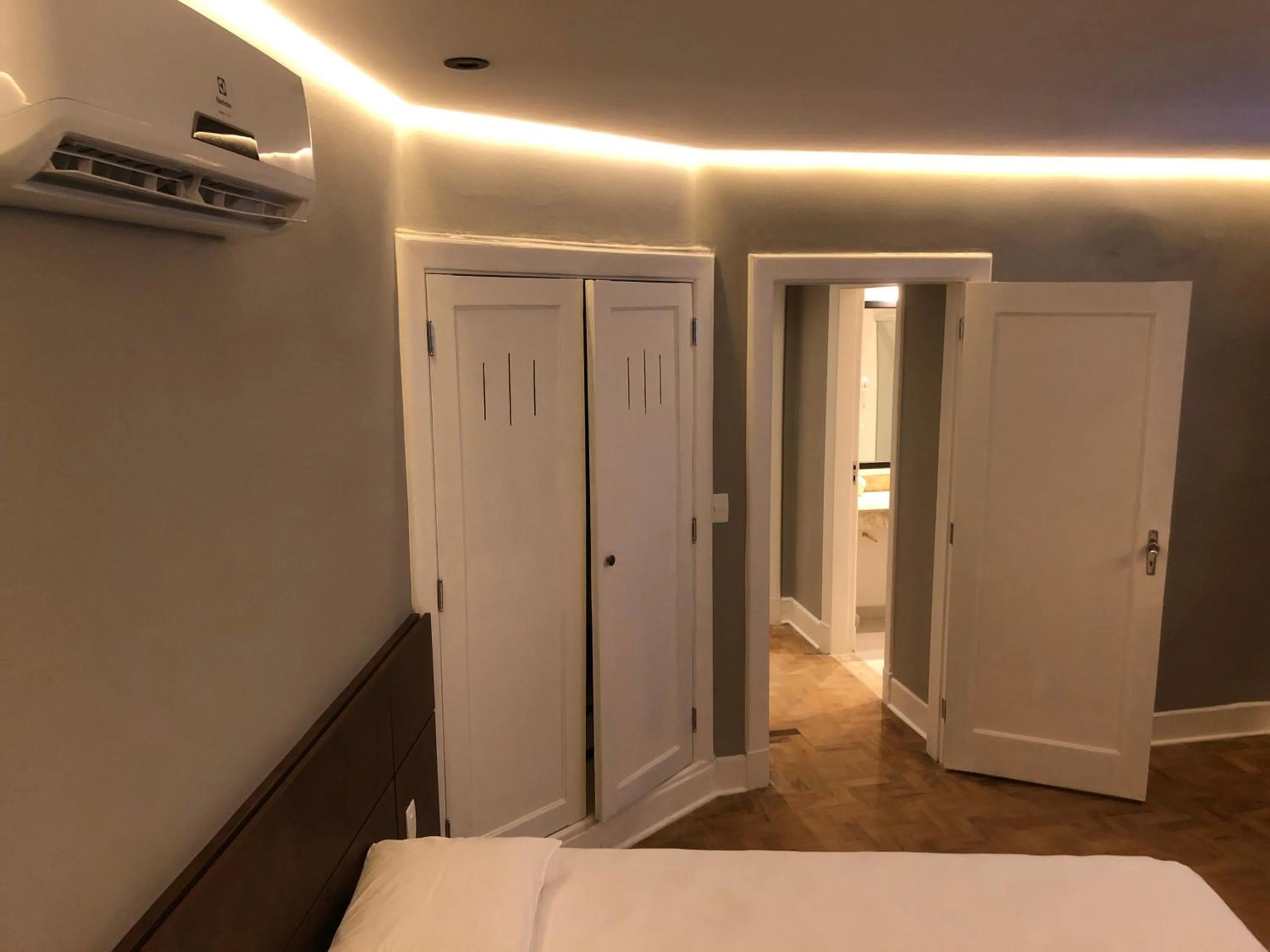 Bed in San Raphael Hotel