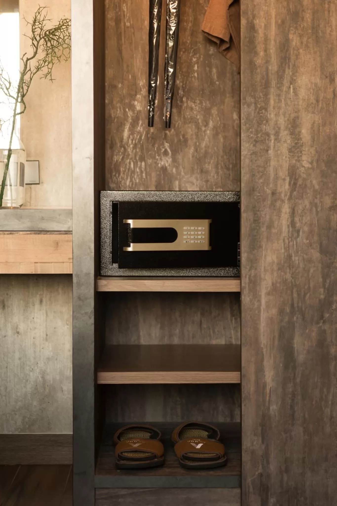 wardrobe in Acqua Hotel