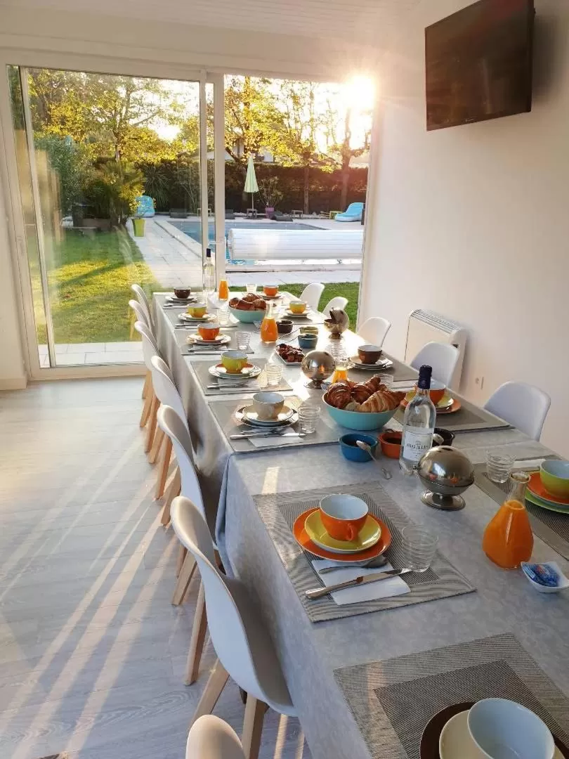 Dining area, Restaurant/Places to Eat in VILLA HERBERT Chambres d'hôtes Gîte Soirée étape