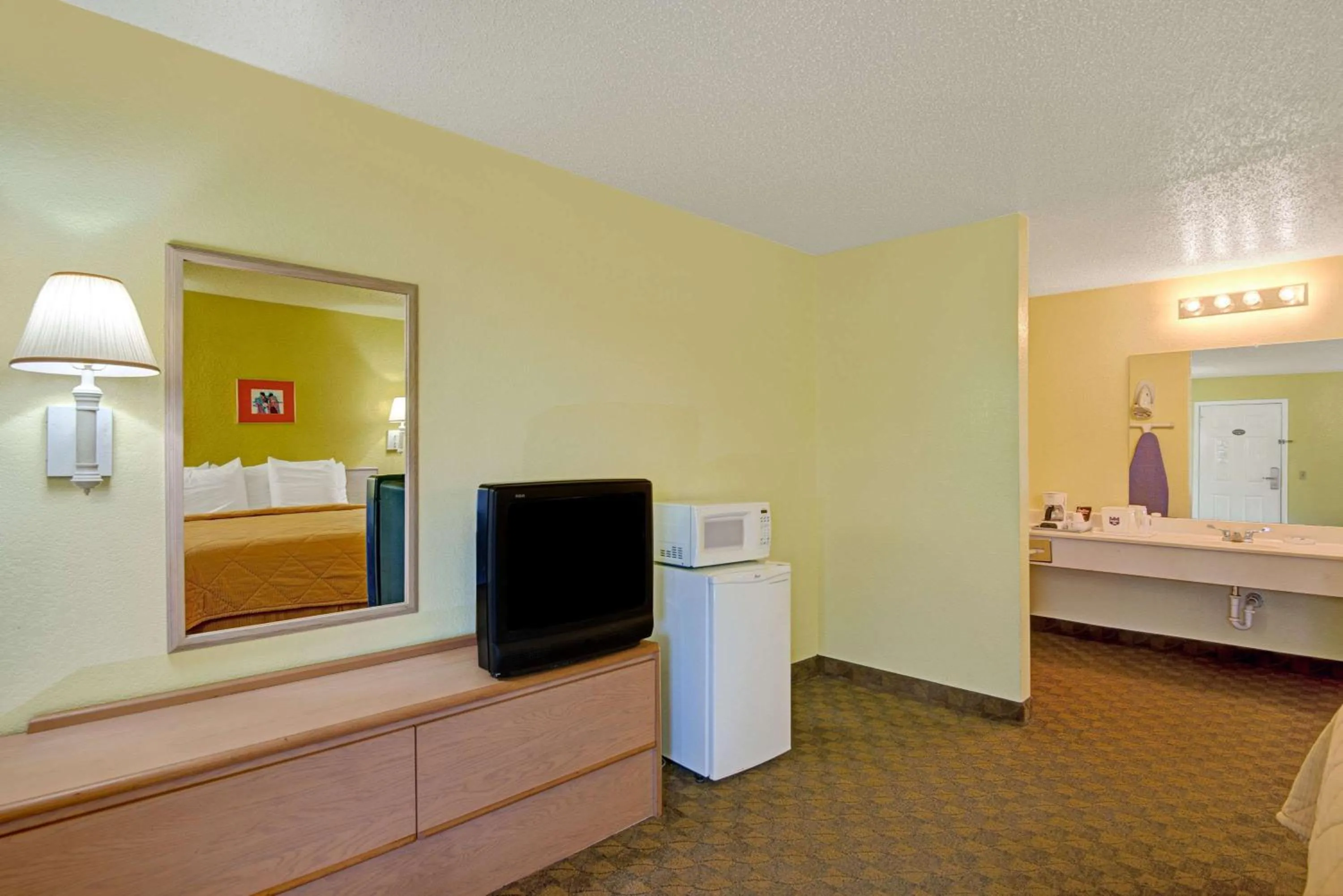 Photo of the whole room, Bed in White Rock Inn