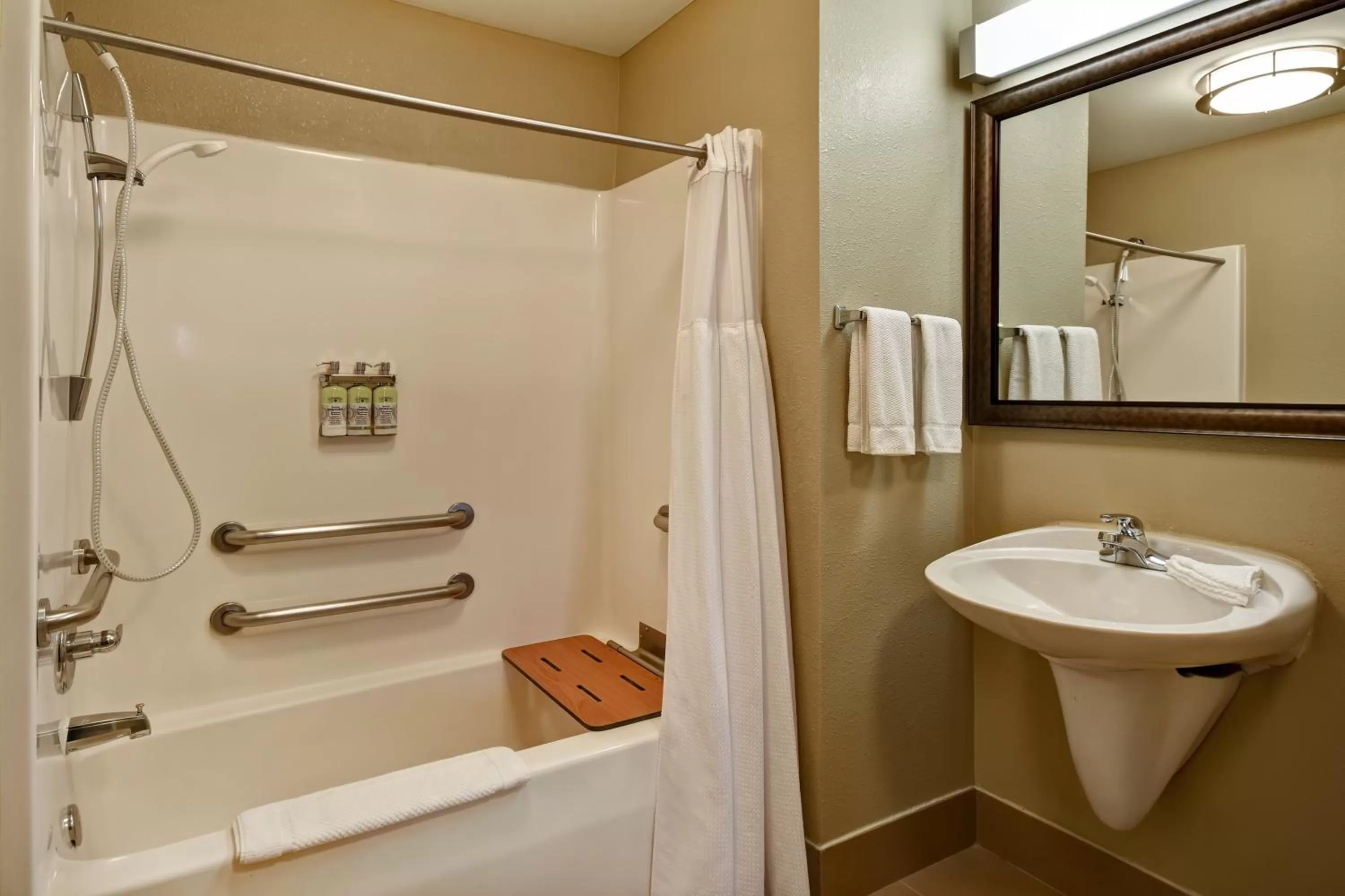 Queen Room with Bath Tub - Disability Access in Staybridge Suites Grand Rapids-Kentwood, an IHG Hotel