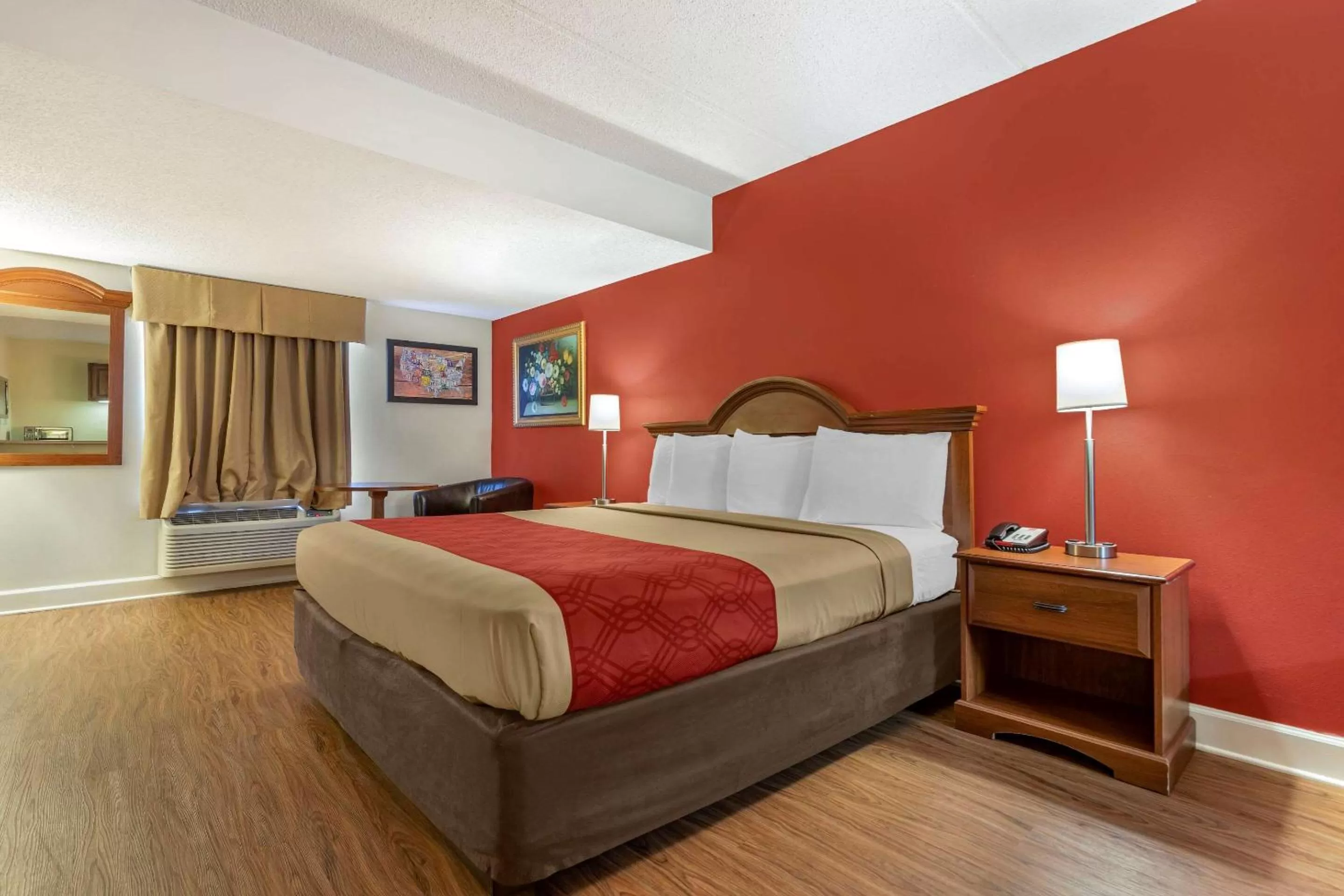 Photo of the whole room, Bed in Econo Lodge Inn & Suites Lugoff