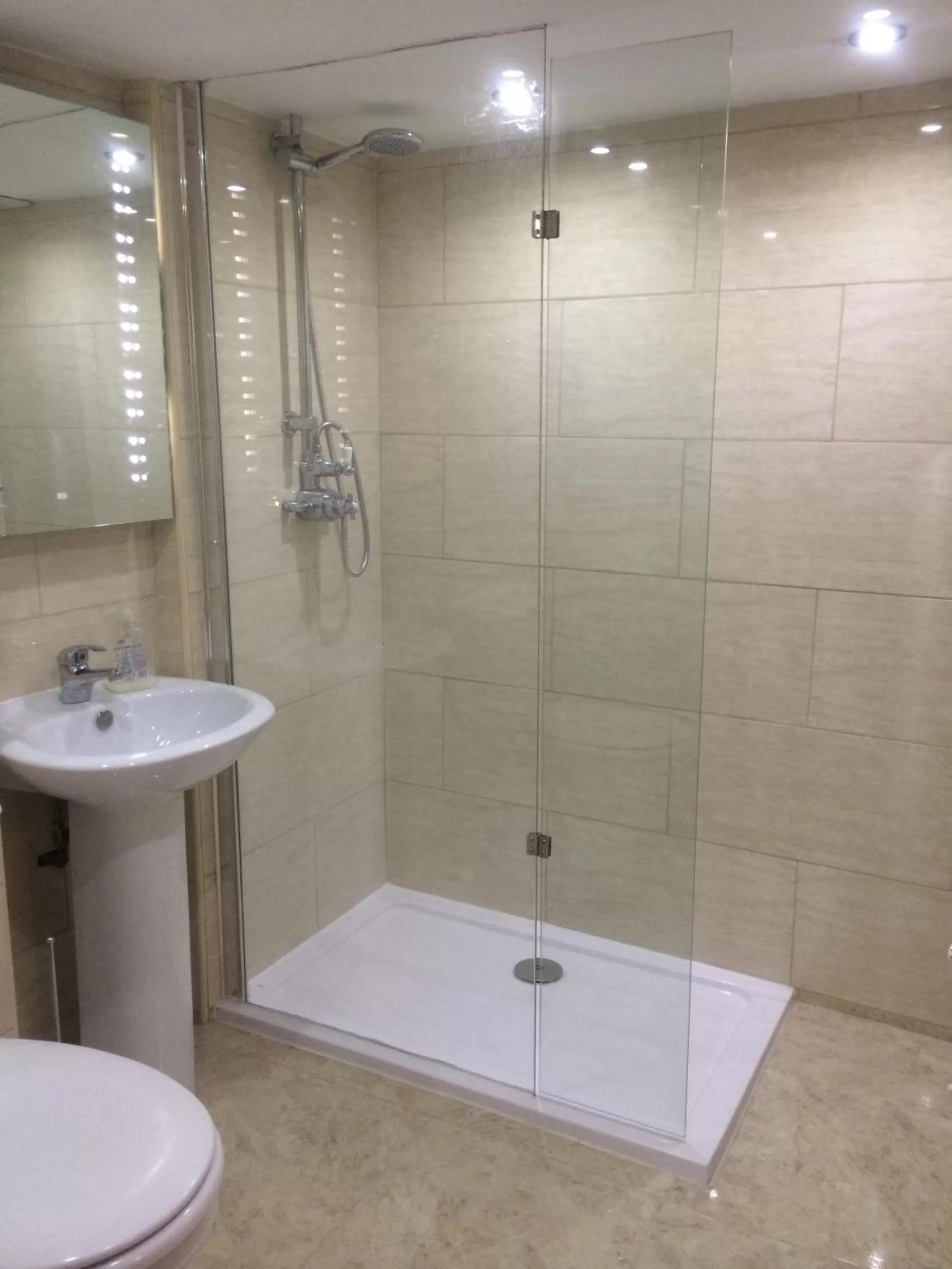 Bathroom in Admiral Guest House