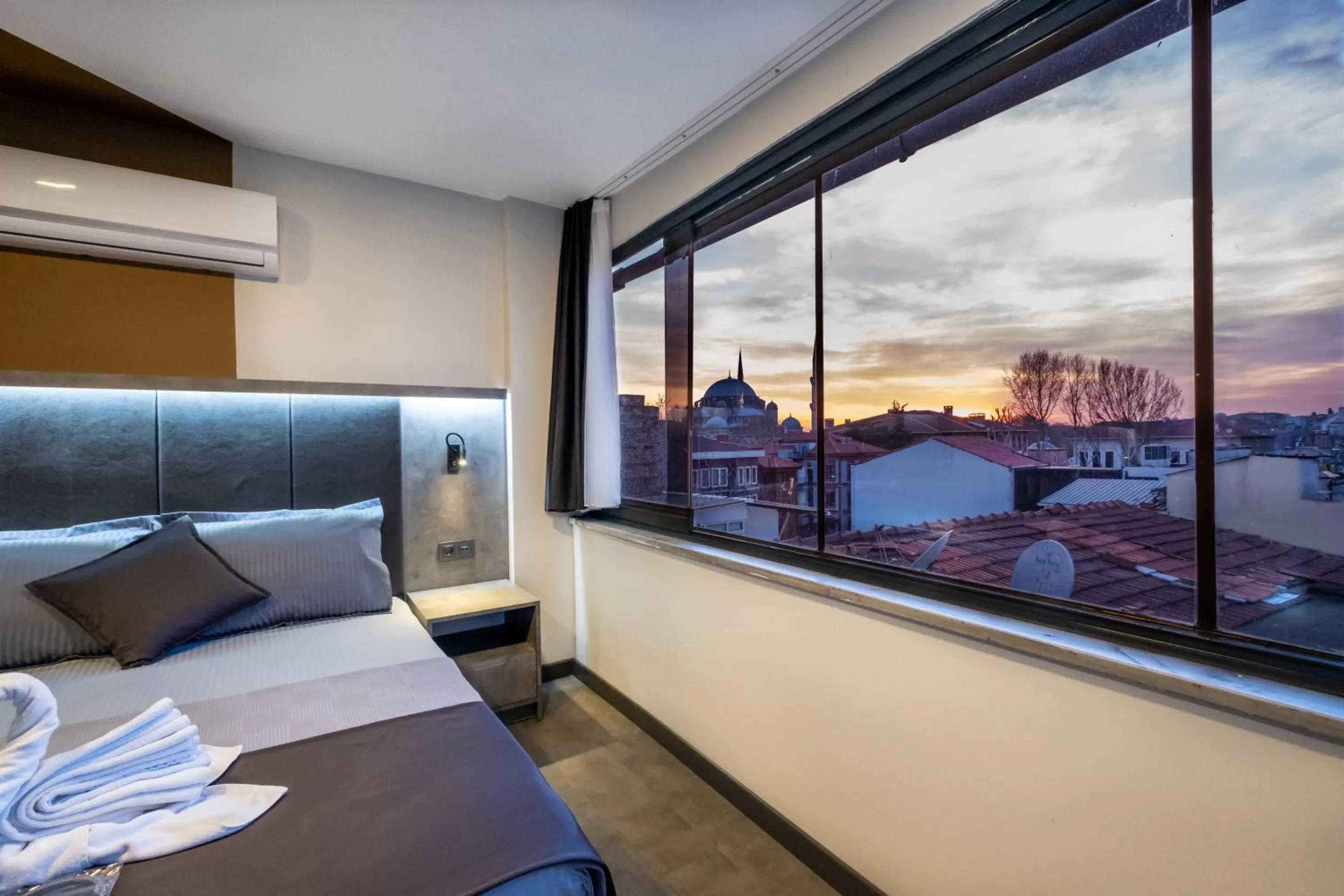 Bed in The Queen Hotel