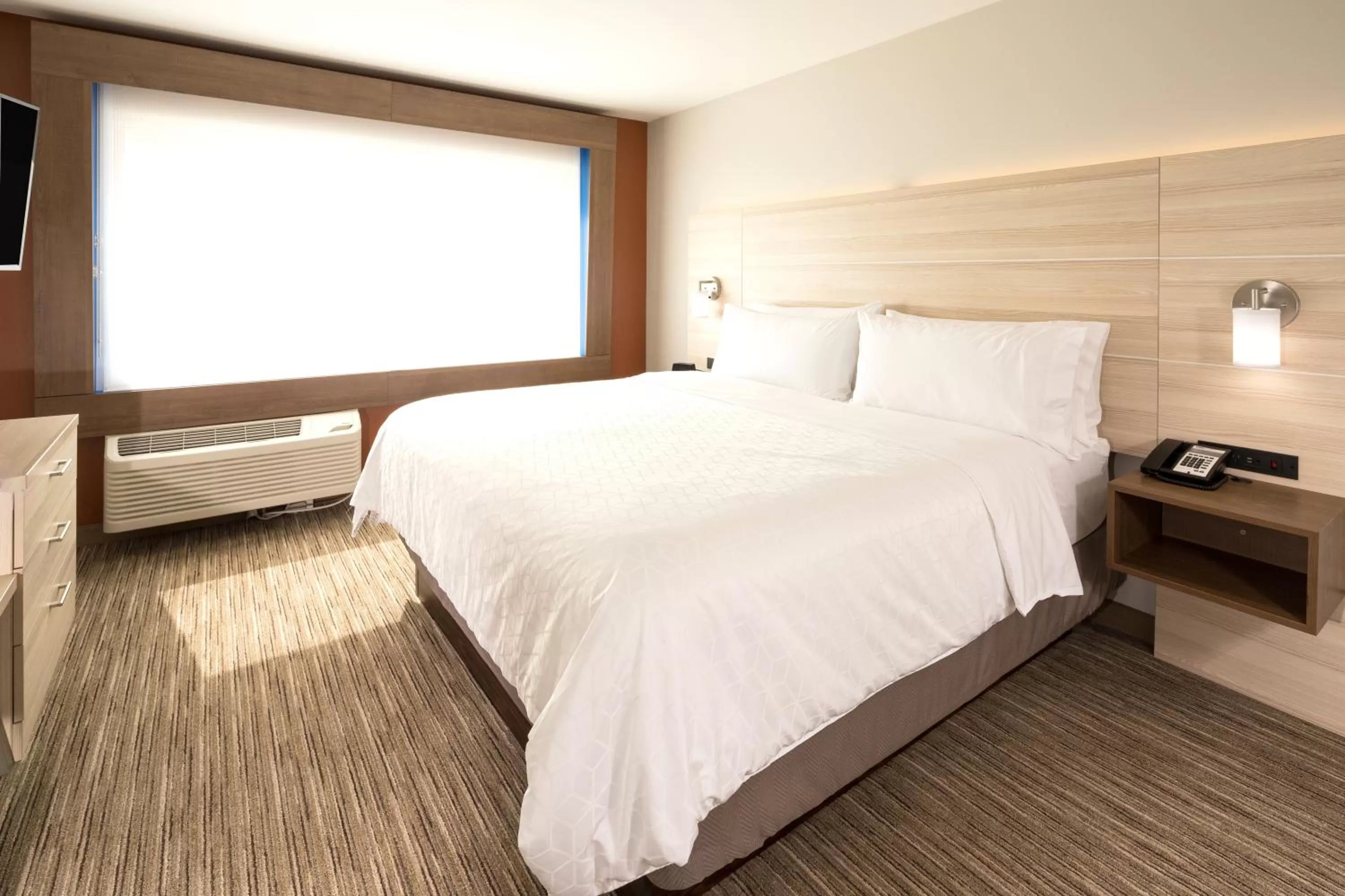 Bed in Holiday Inn Express & Suites - Portage by IHG