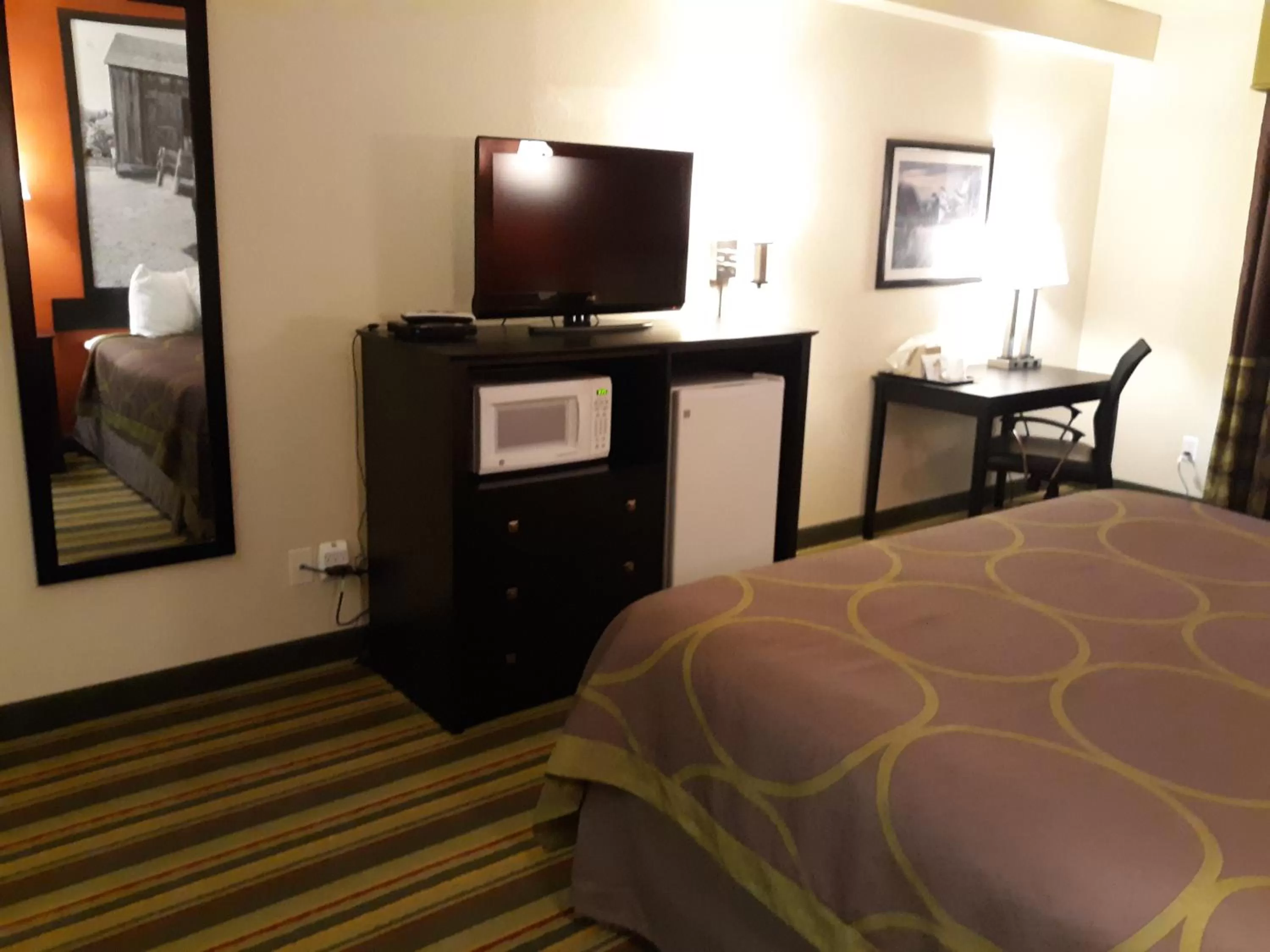 Bedroom, Bed in Super 8 by Wyndham Mound City