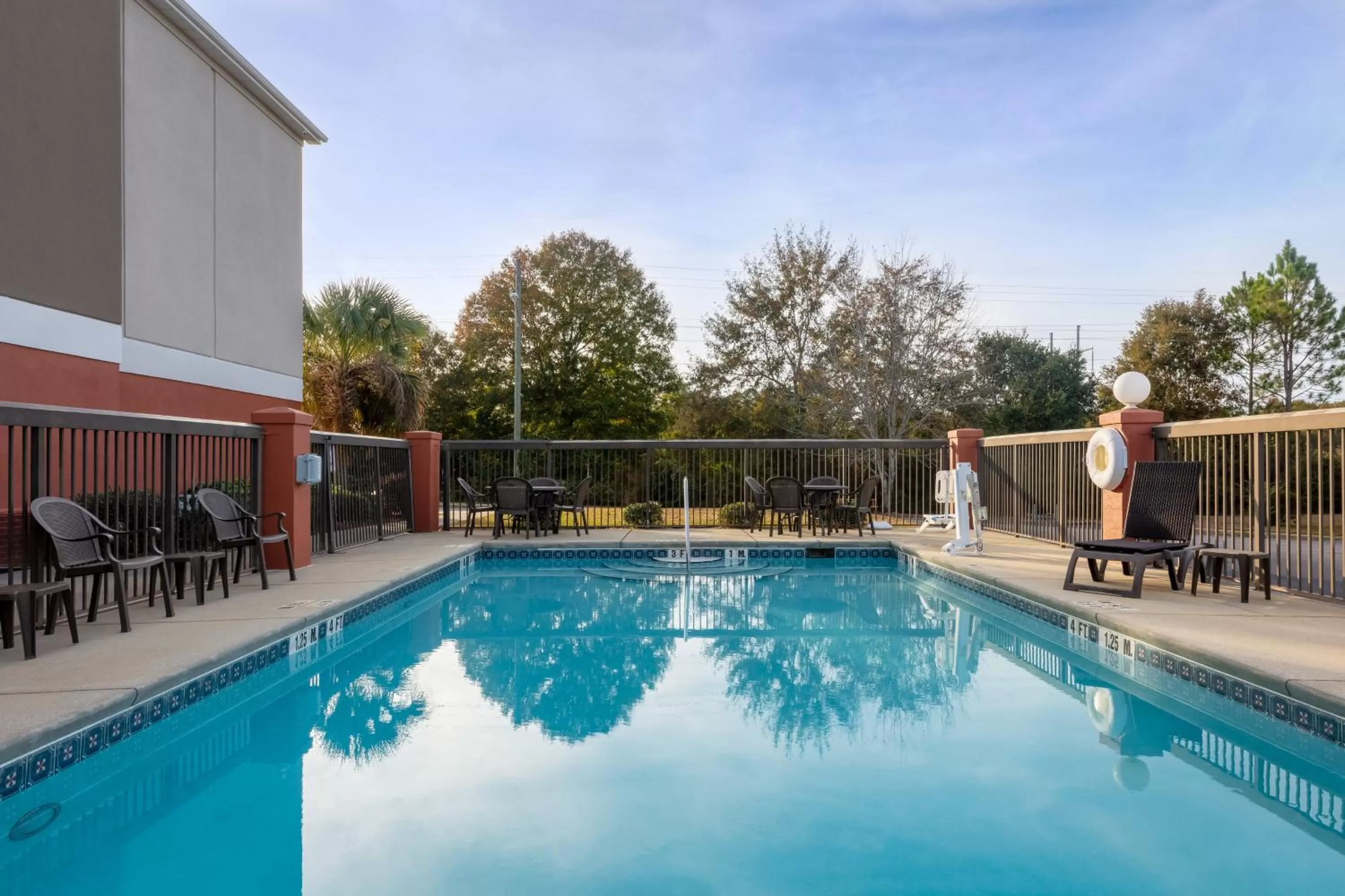 Swimming pool in Holiday Inn Express & Suites Milton East I-10 by IHG