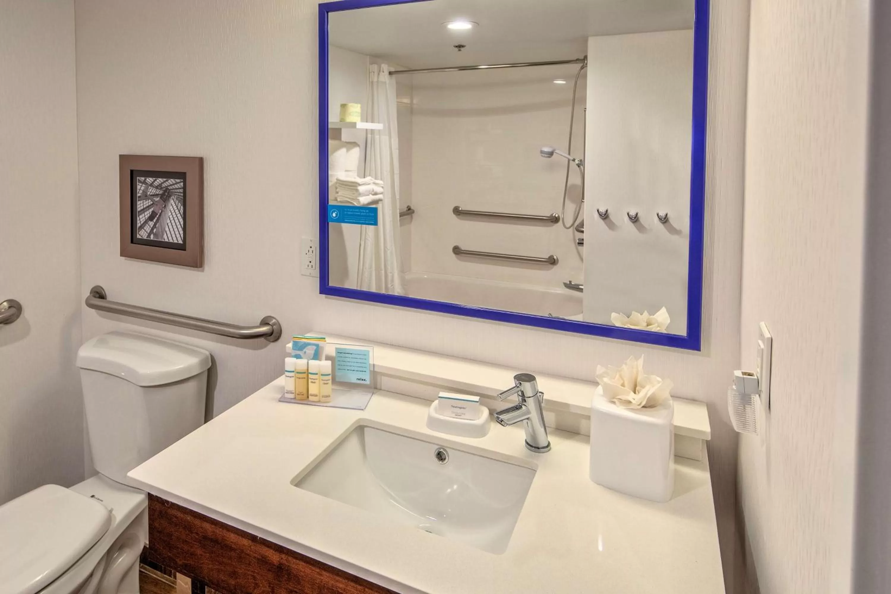 Bathroom in Hampton Inn Dumfries/Quantico