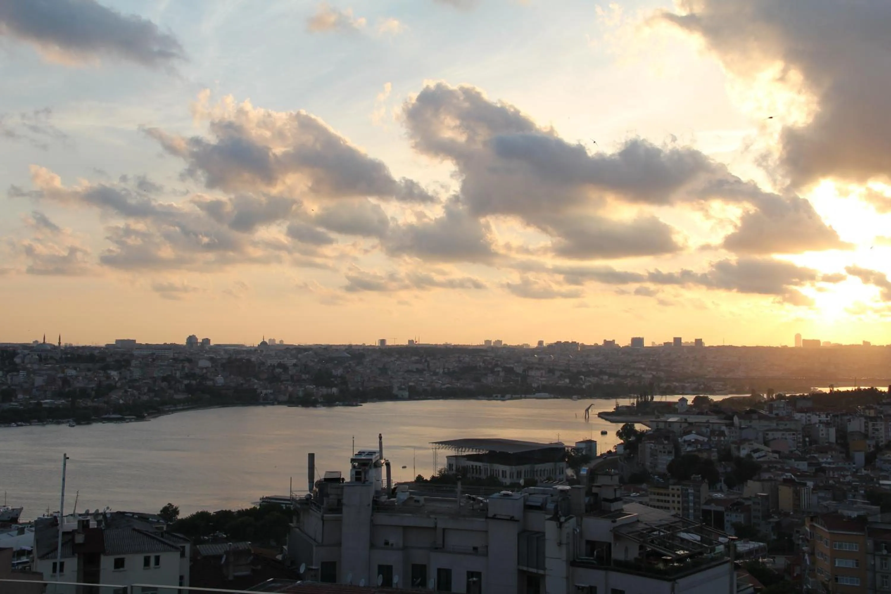 Restaurant/places to eat in Tulip City Hotel & Spa