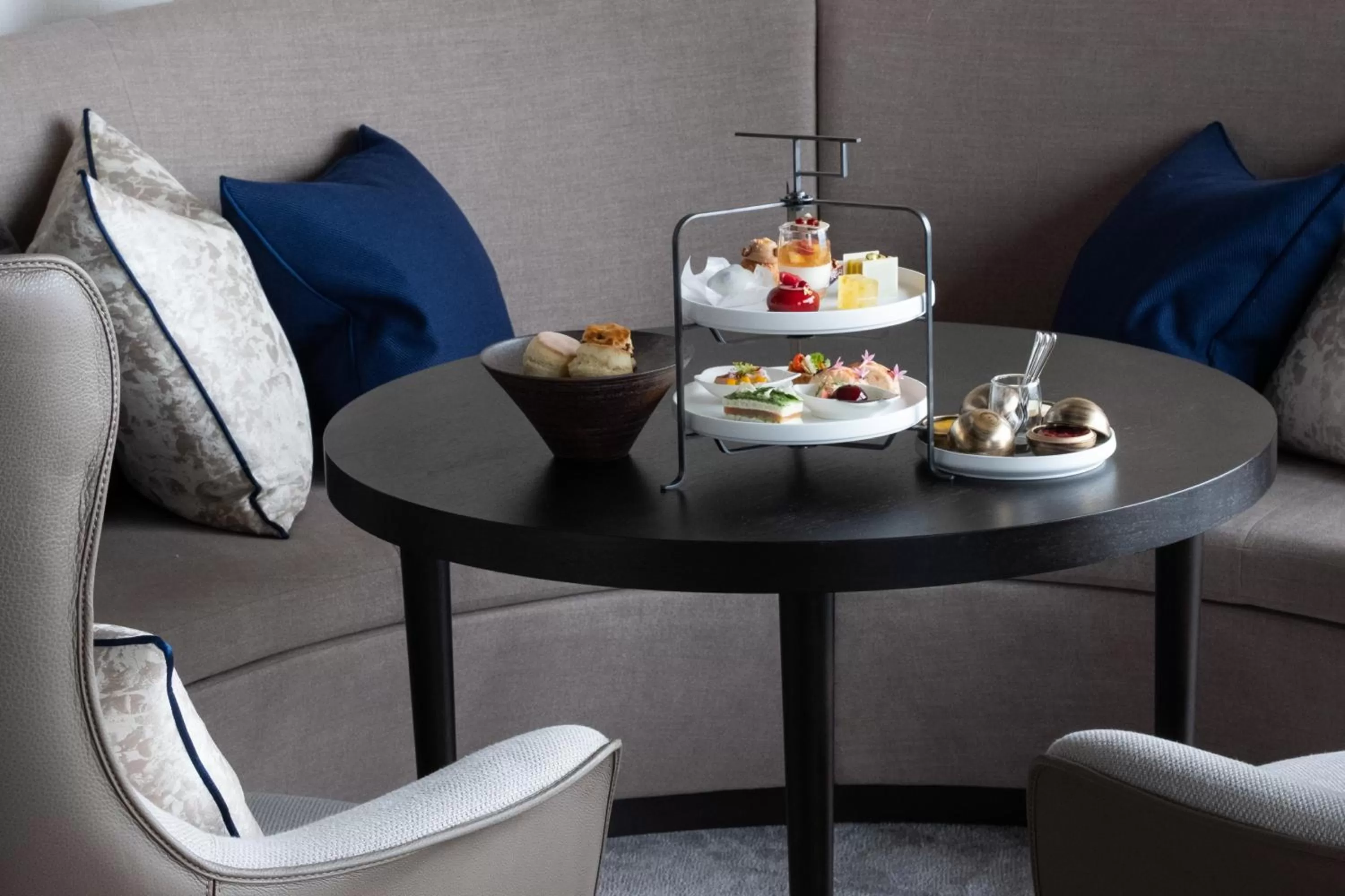 Lounge or bar in Four Seasons Hotel Tokyo at Otemachi