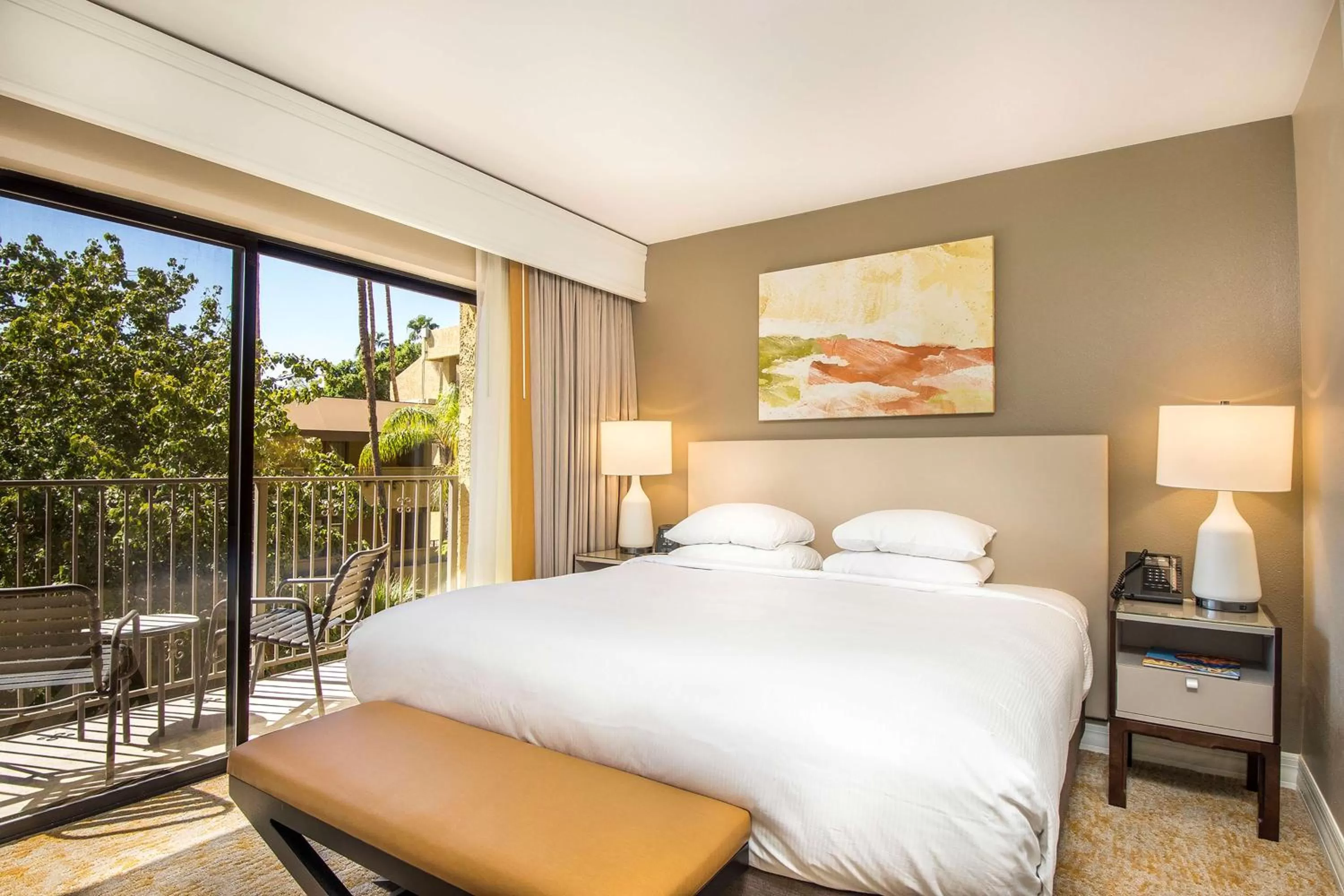 Bed in Hilton Phoenix Resort at the Peak