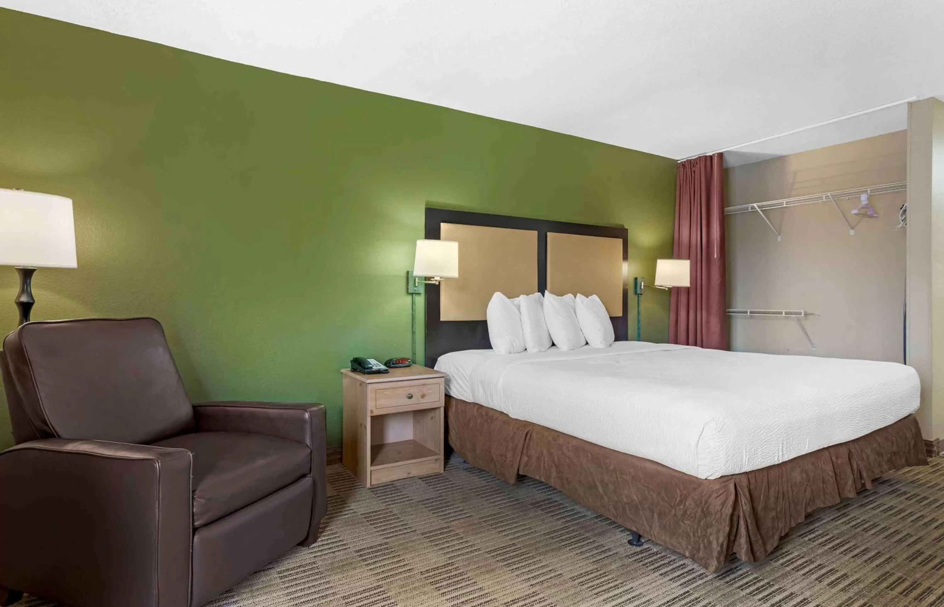 Bedroom, Bed in Extended Stay America Suites - Houston - Galleria - Uptown