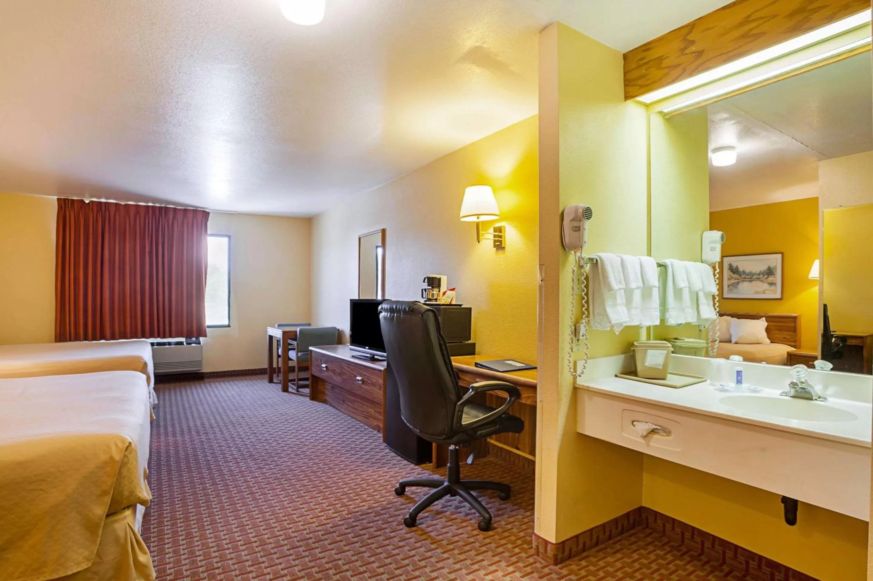 Photo of the whole room, Bed in Rodeway Inn & Suites