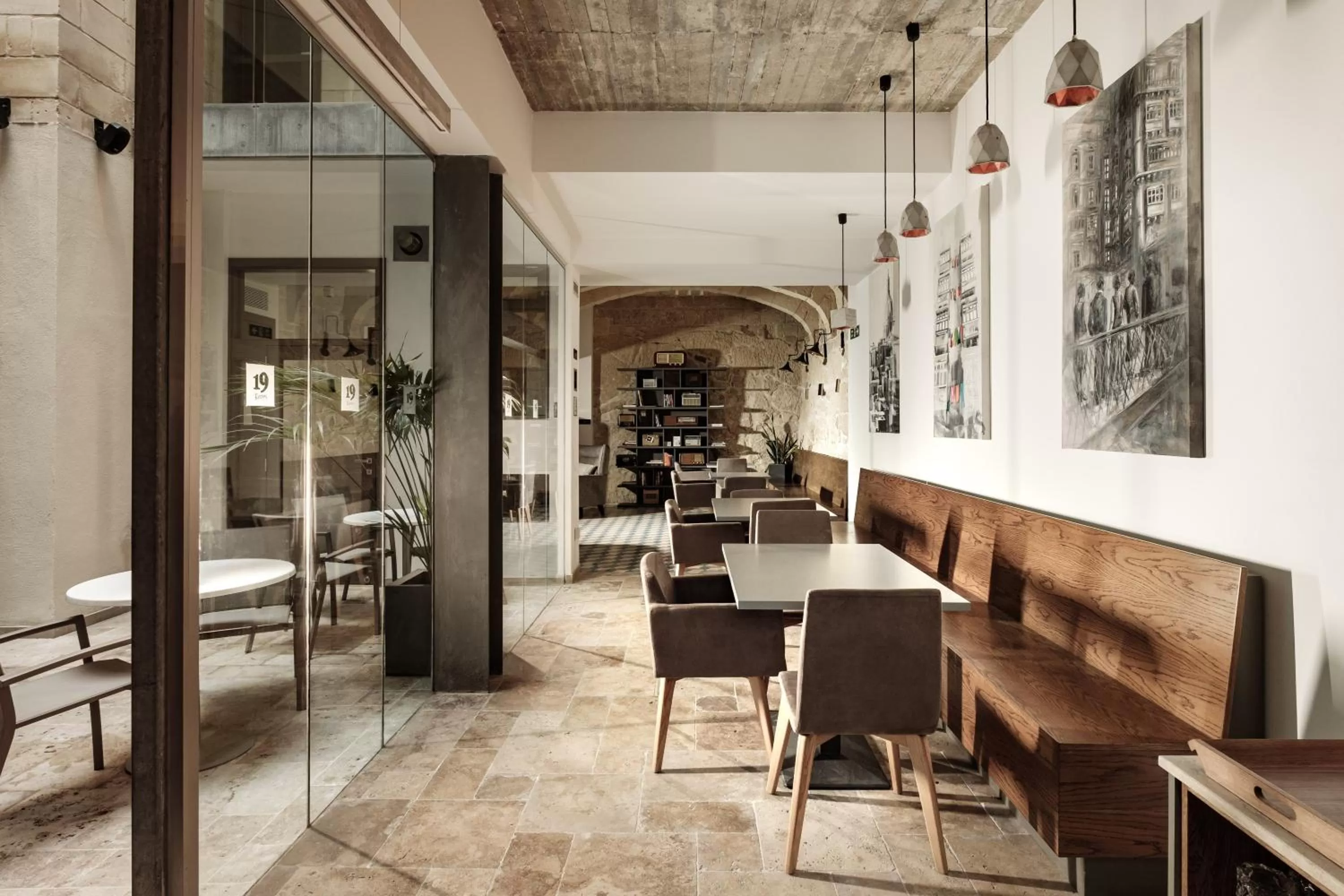 Restaurant/places to eat in 19 ROOMS