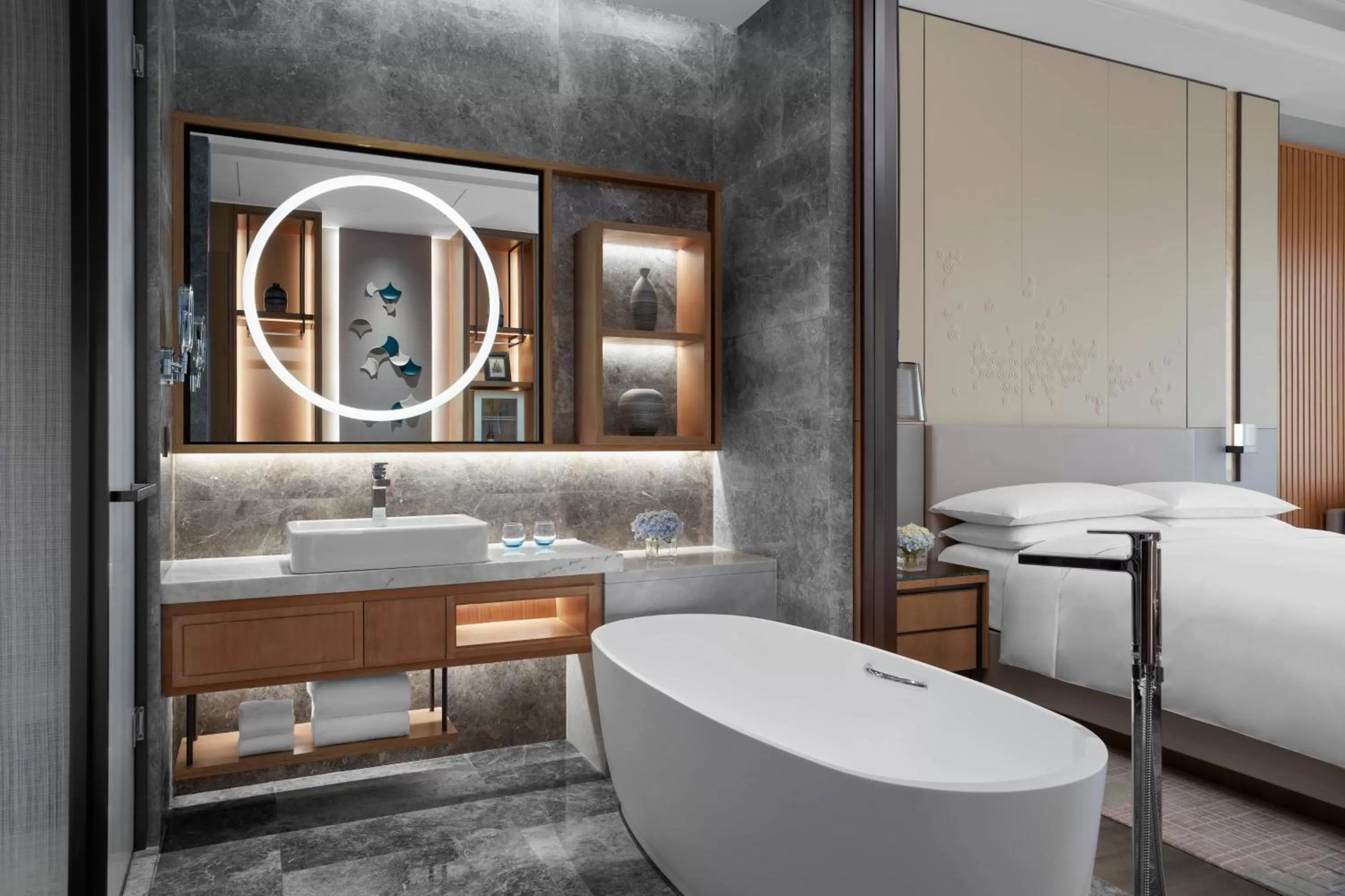 Bathroom, Bed in Wenzhou Airport Marriott Hotel