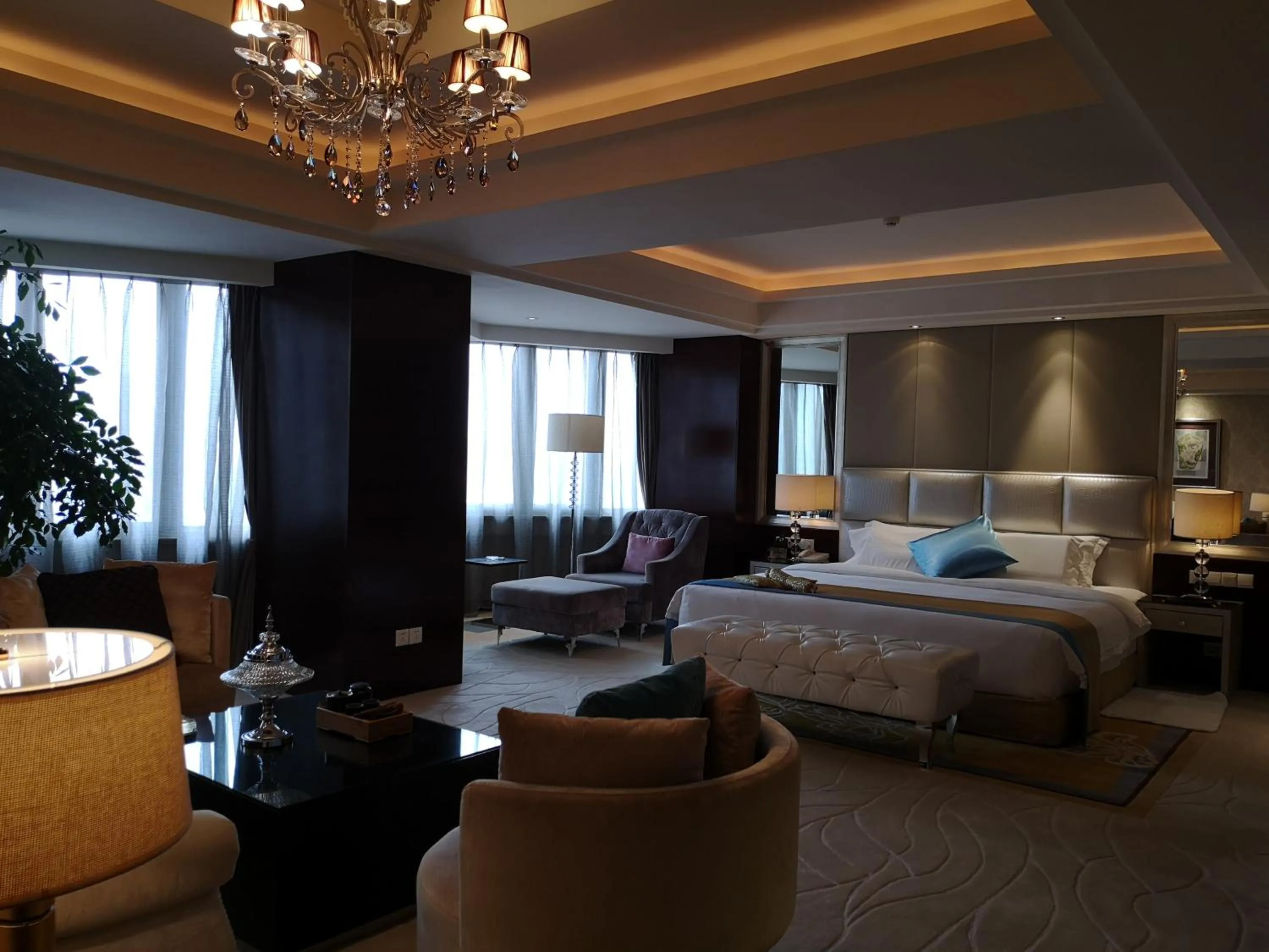 Bed in Kunming Haitian Hotel