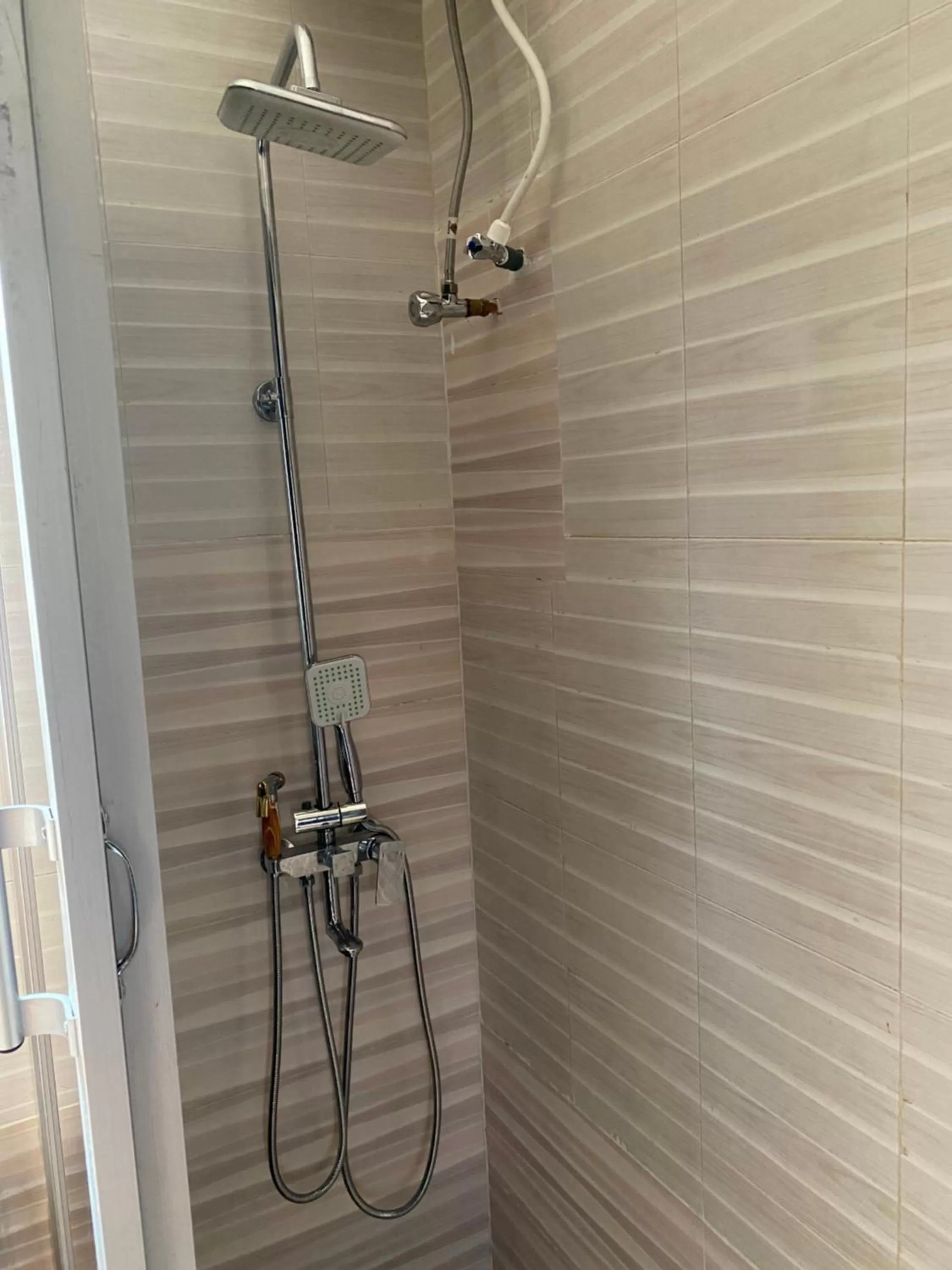 Nue-Crest Hotels & Suites