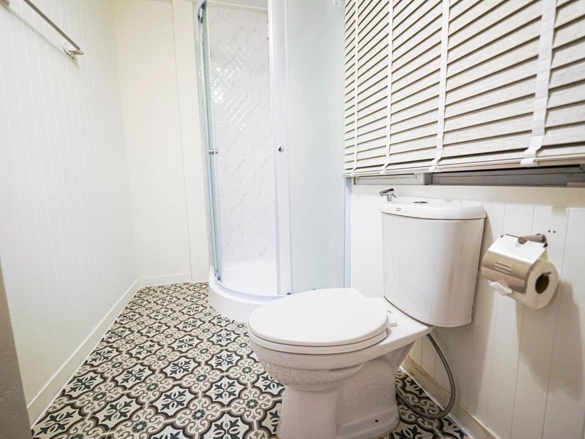 Toilet in RoomQuest Rim Praya Dinsor Road