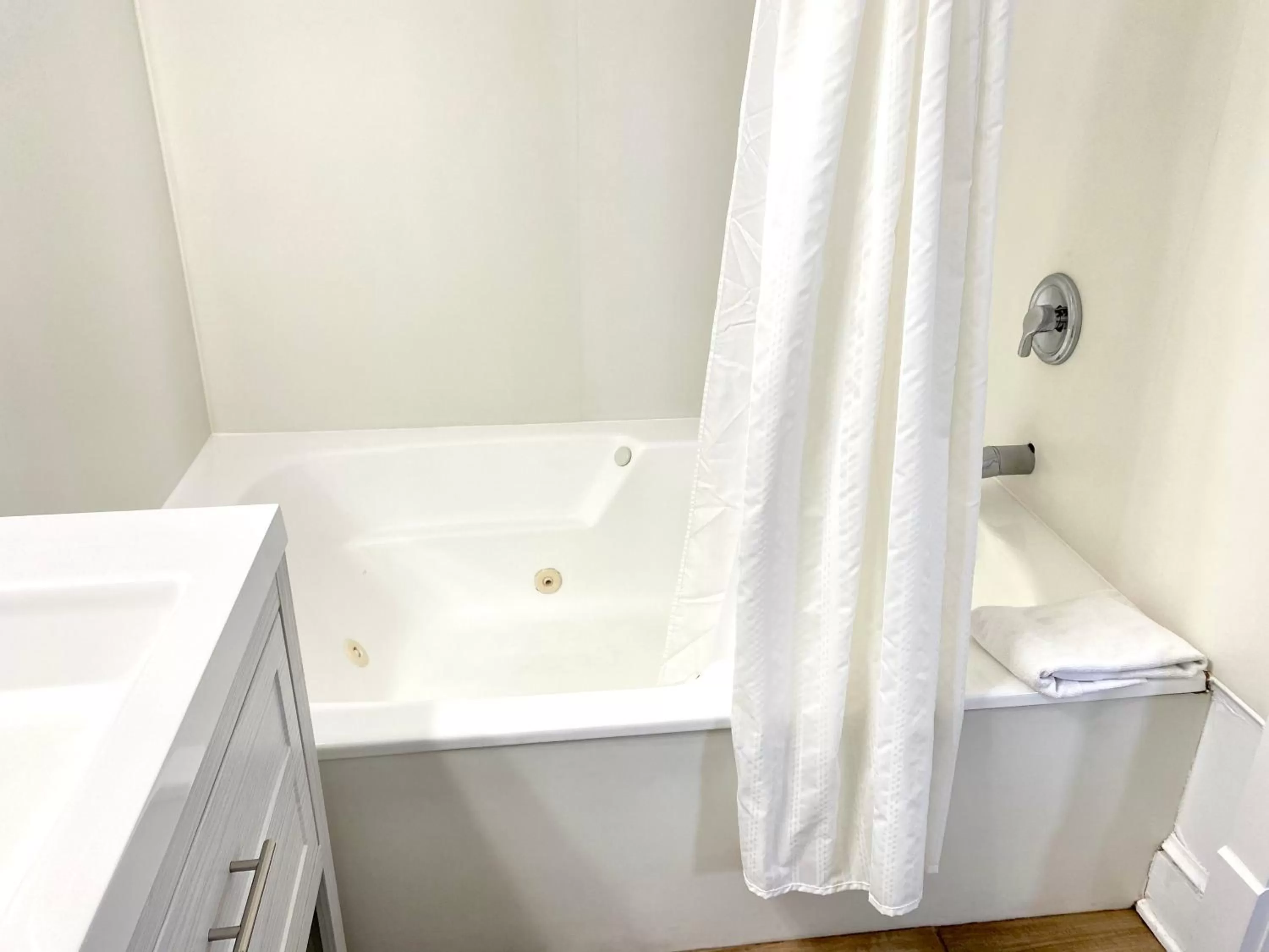 Bathroom in Harbor House Inn