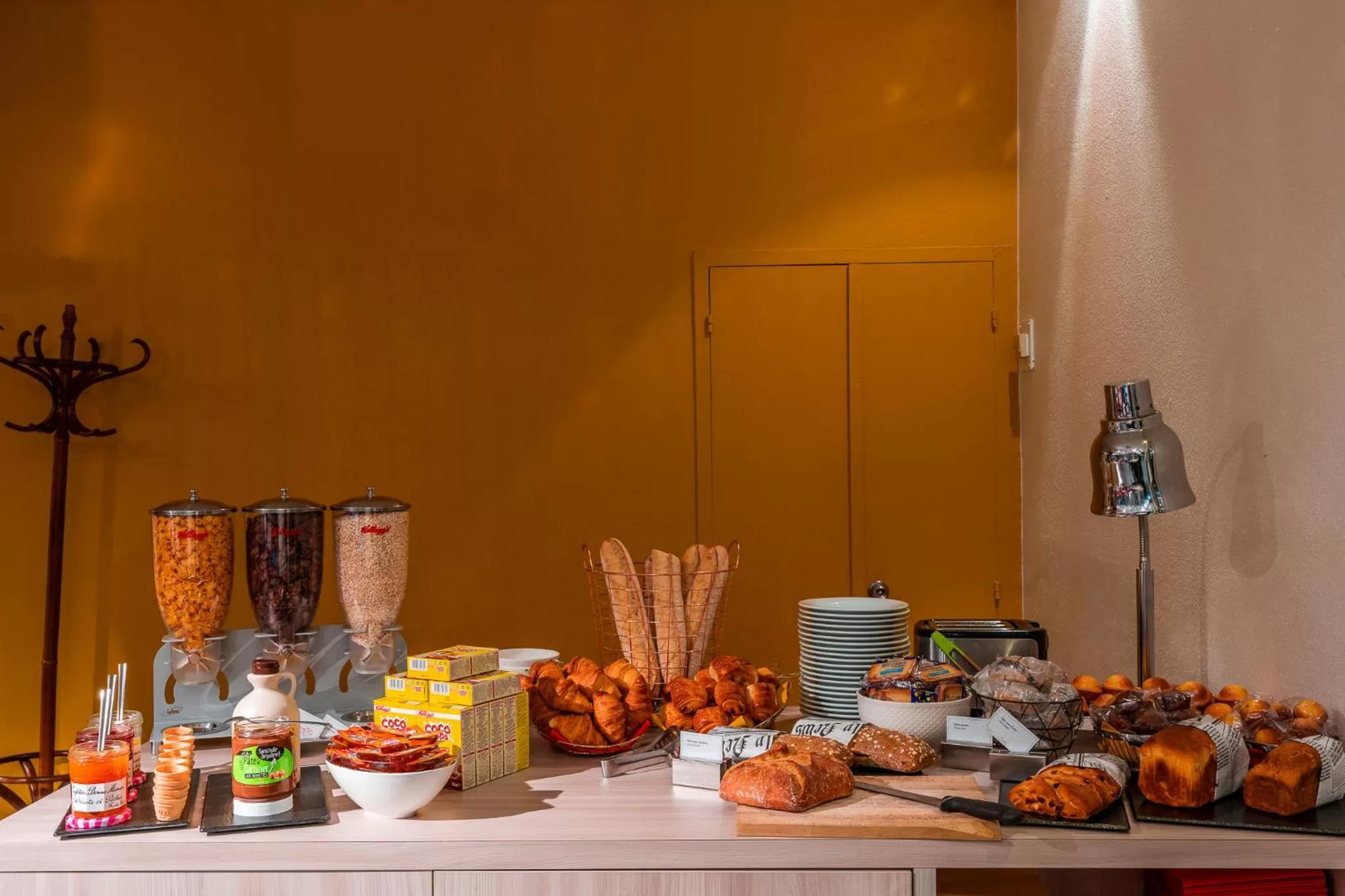 Buffet breakfast in ibis Styles Beauvais