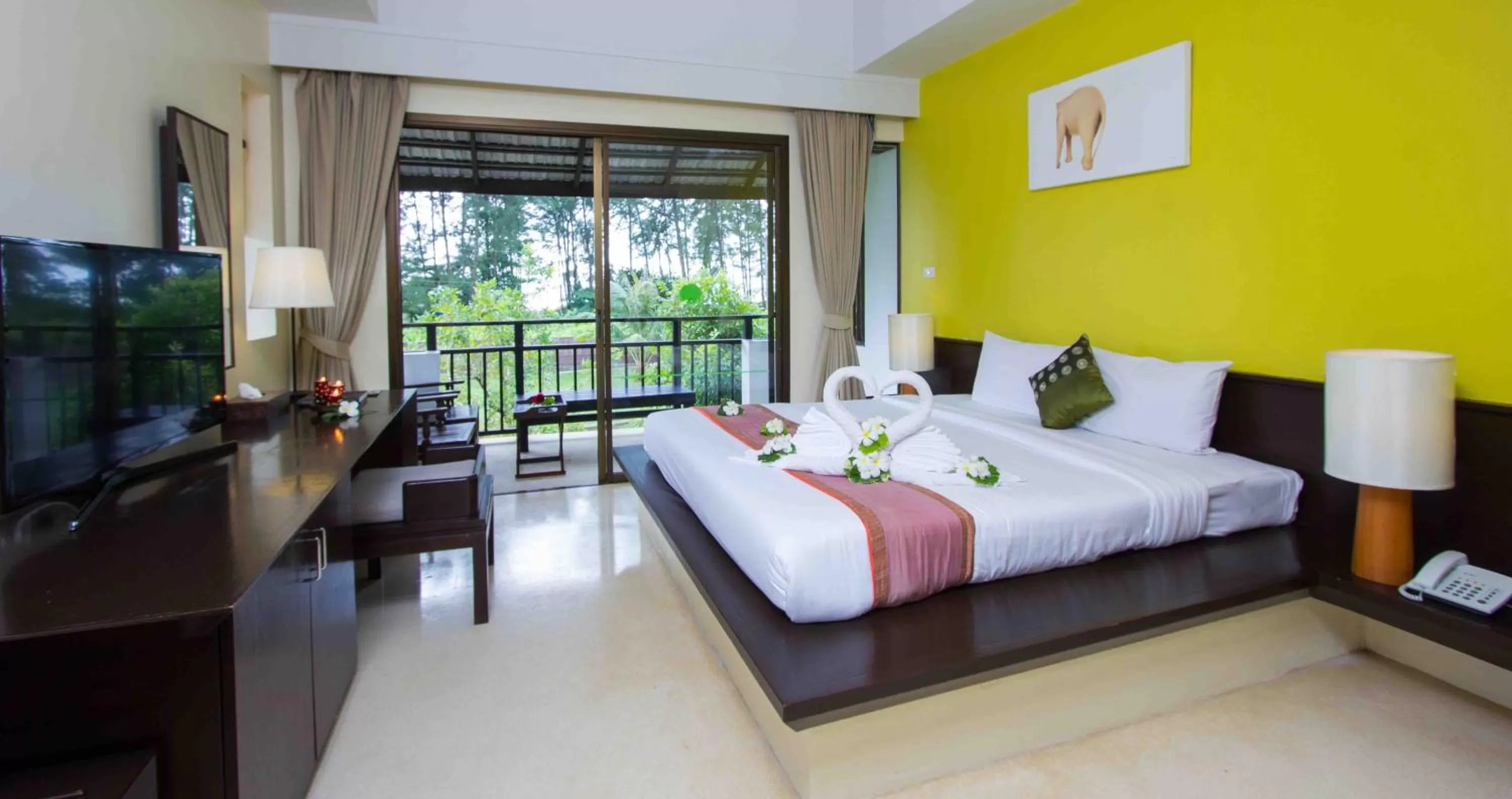 Bed in Palm Galleria Resort