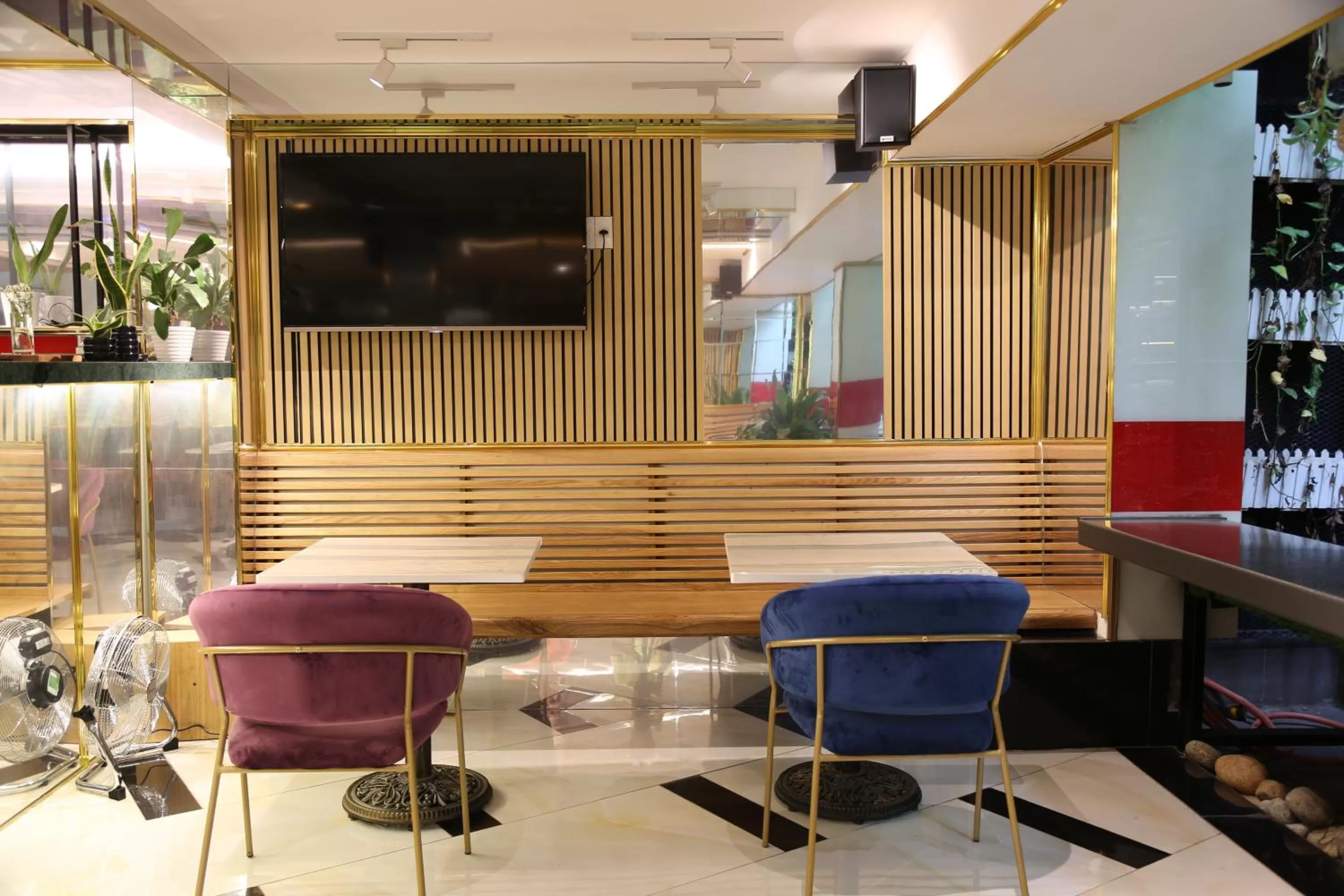 Restaurant/places to eat in THE QUEENDOR BOUTIQUE HOTEL