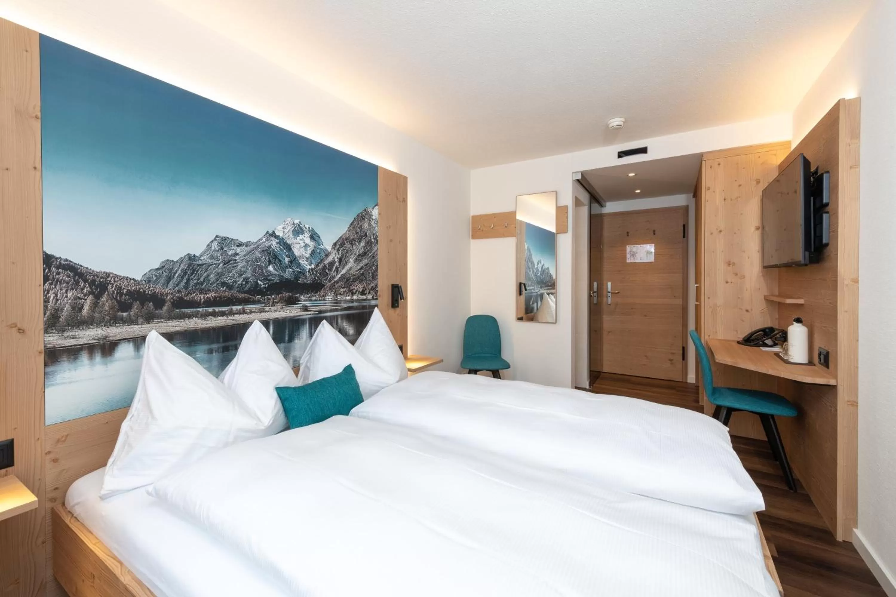 Photo of the whole room, Bed in Berghotel Randolins