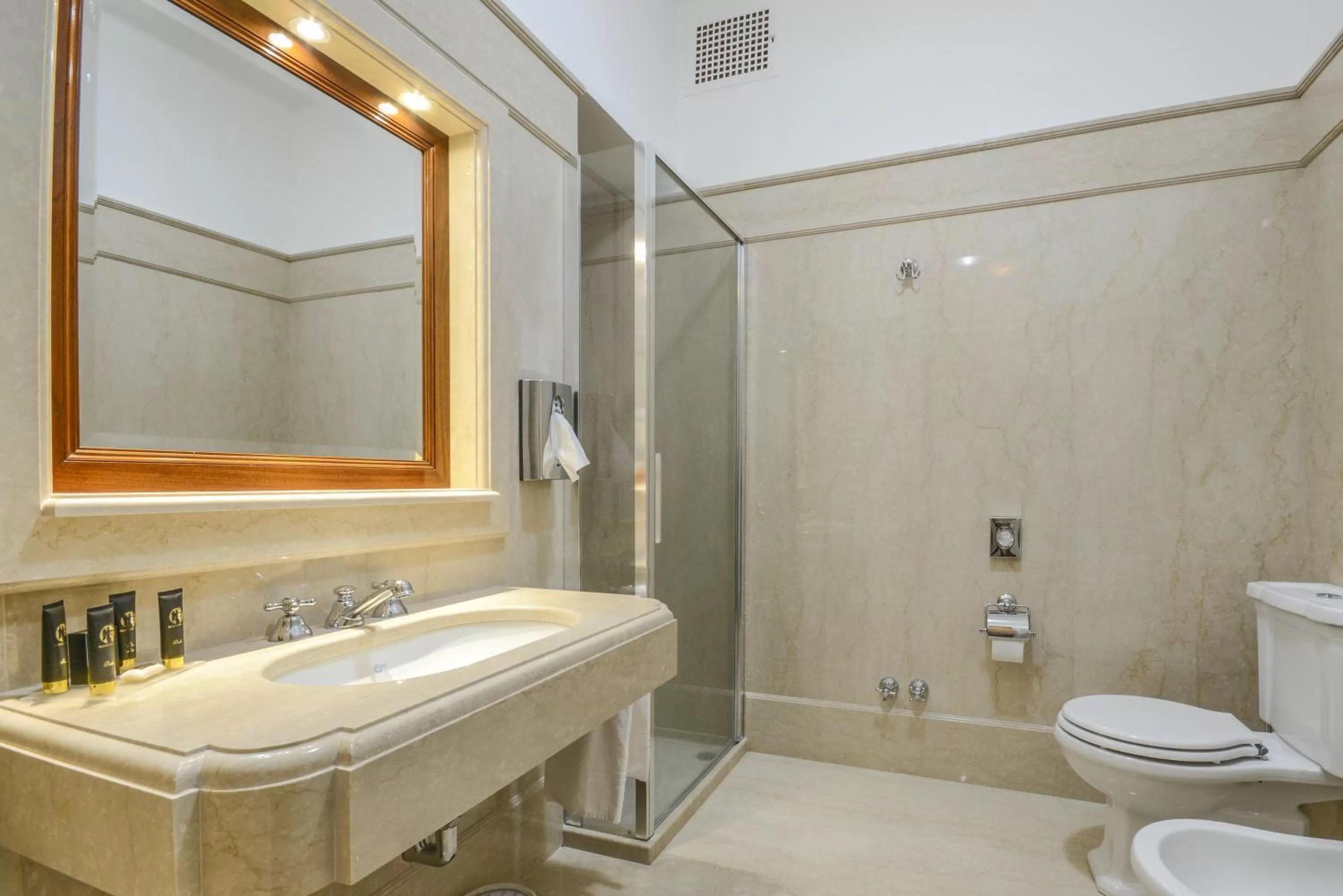 Bathroom in Hotel Vittoria