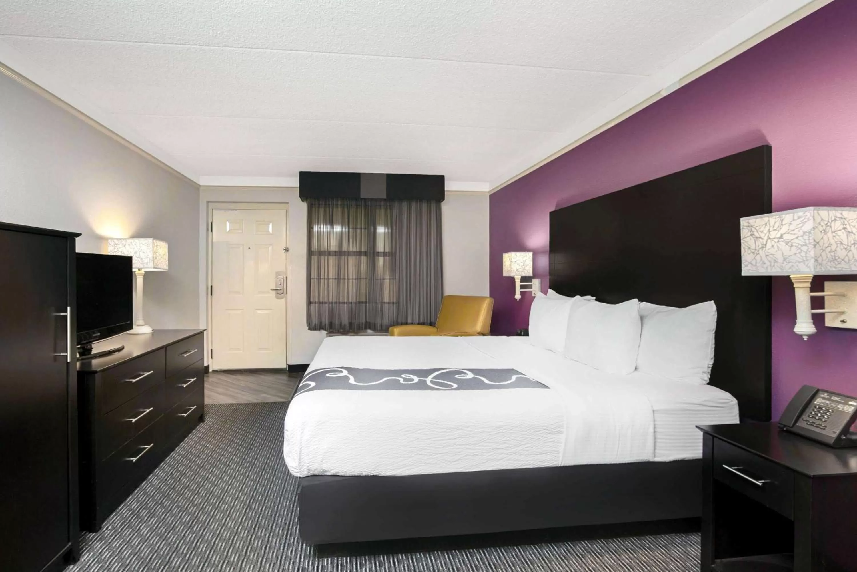 Photo of the whole room, Bed in La Quinta Inn by Wyndham Fresno Yosemite