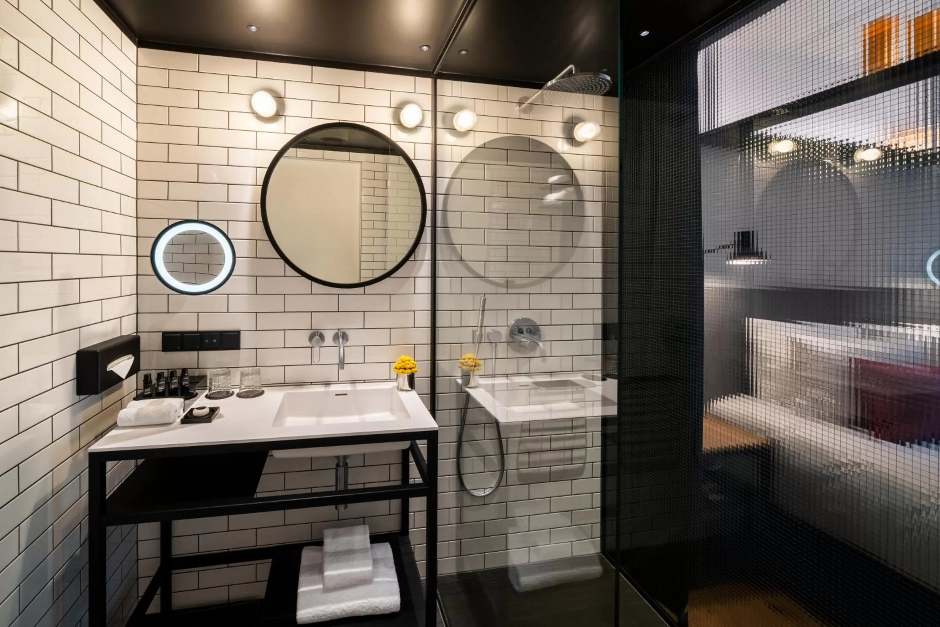 Shower, Bed in The Bridge Wroclaw - MGallery