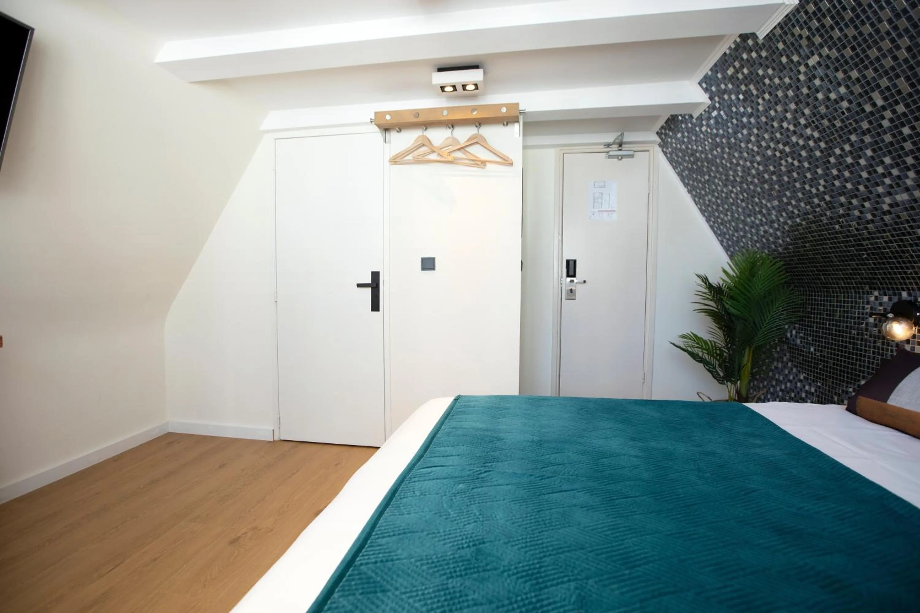 Bed in Quentin Golden Bear Hotel